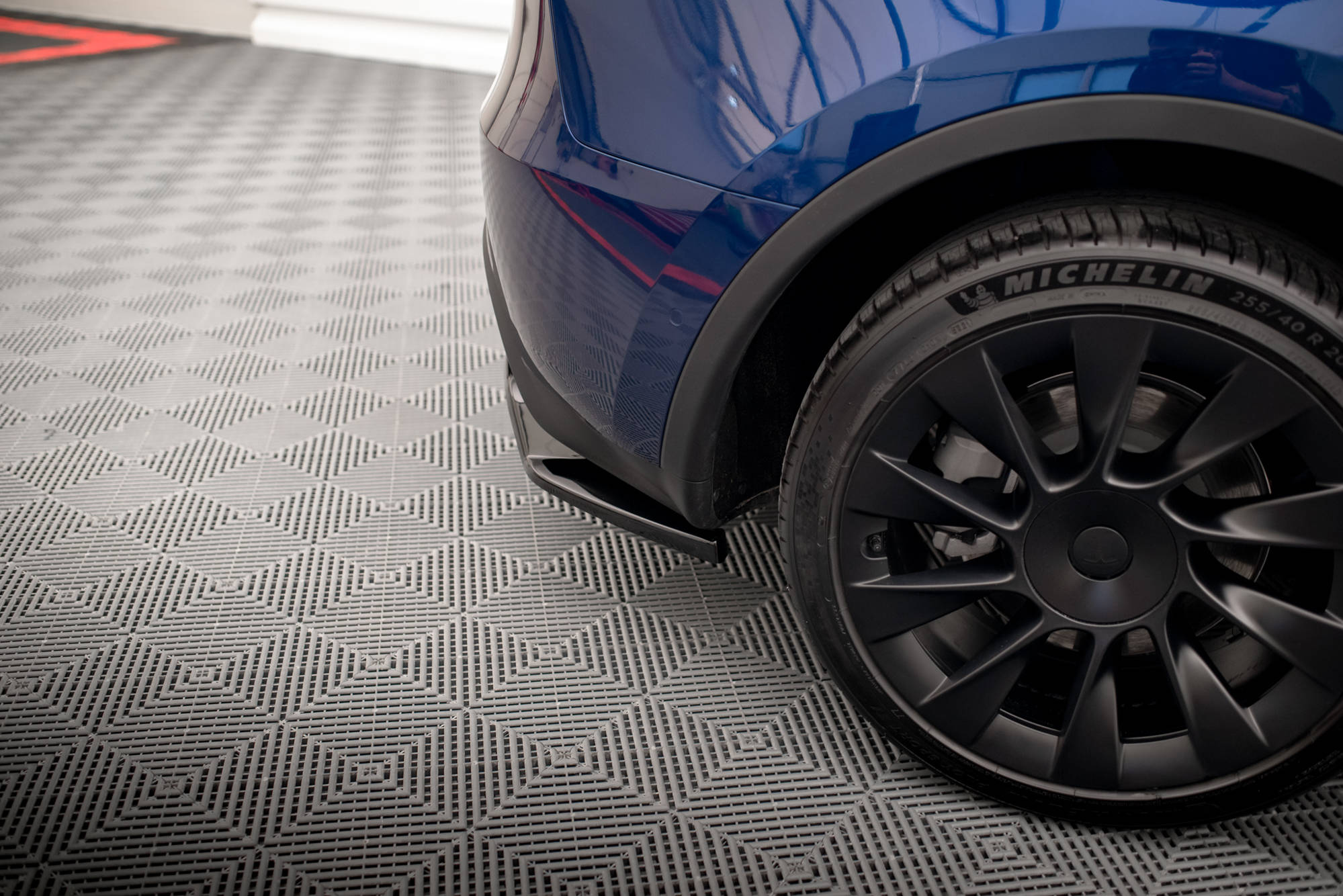 Maxton Design Street+ Mittlerer Diffusor RACE passend für Tesla Model Y schwarz Hochglanz