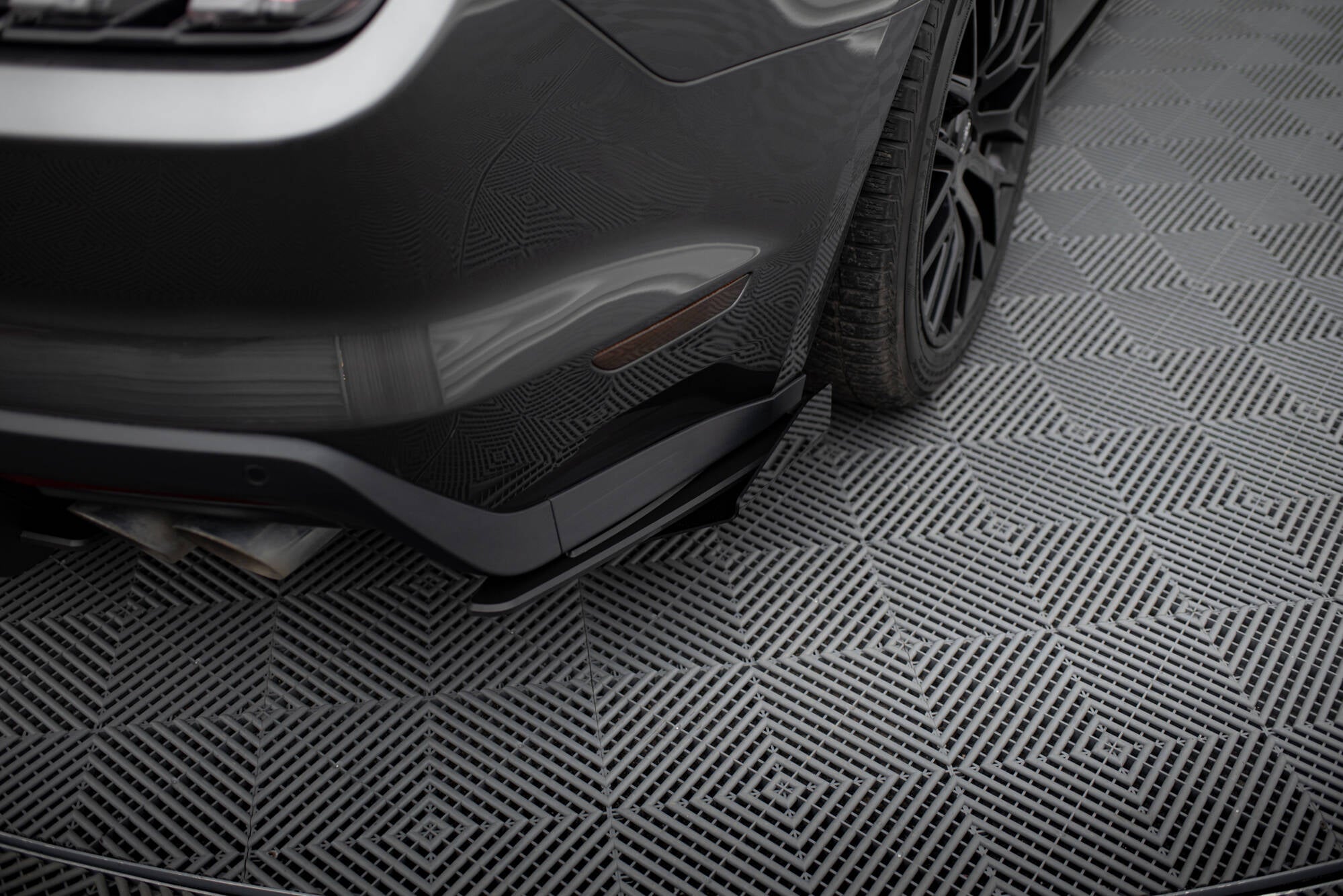 Maxton Design Street Pro Heck Ansatz Flaps Diffusor + Flaps passend für Ford Mustang GT Mk6 schwarz Hochglanz
