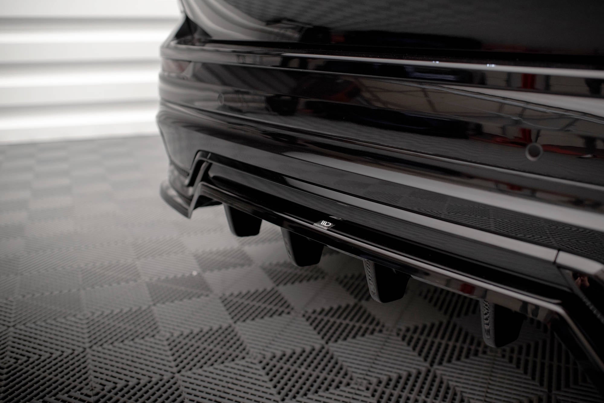 Maxton Design Street+ Mittlerer Diffusor RACE passend für Volvo XC60 R-Design Mk2 Facelift schwarz Hochglanz