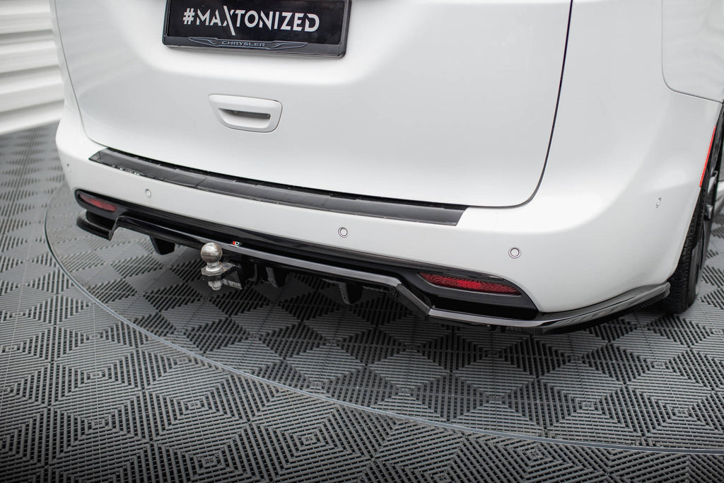 Maxton Design Street+ Mittlerer Diffusor RACE passend für Chrysler Pacifica Mk2 Facelift schwarz Hochglanz