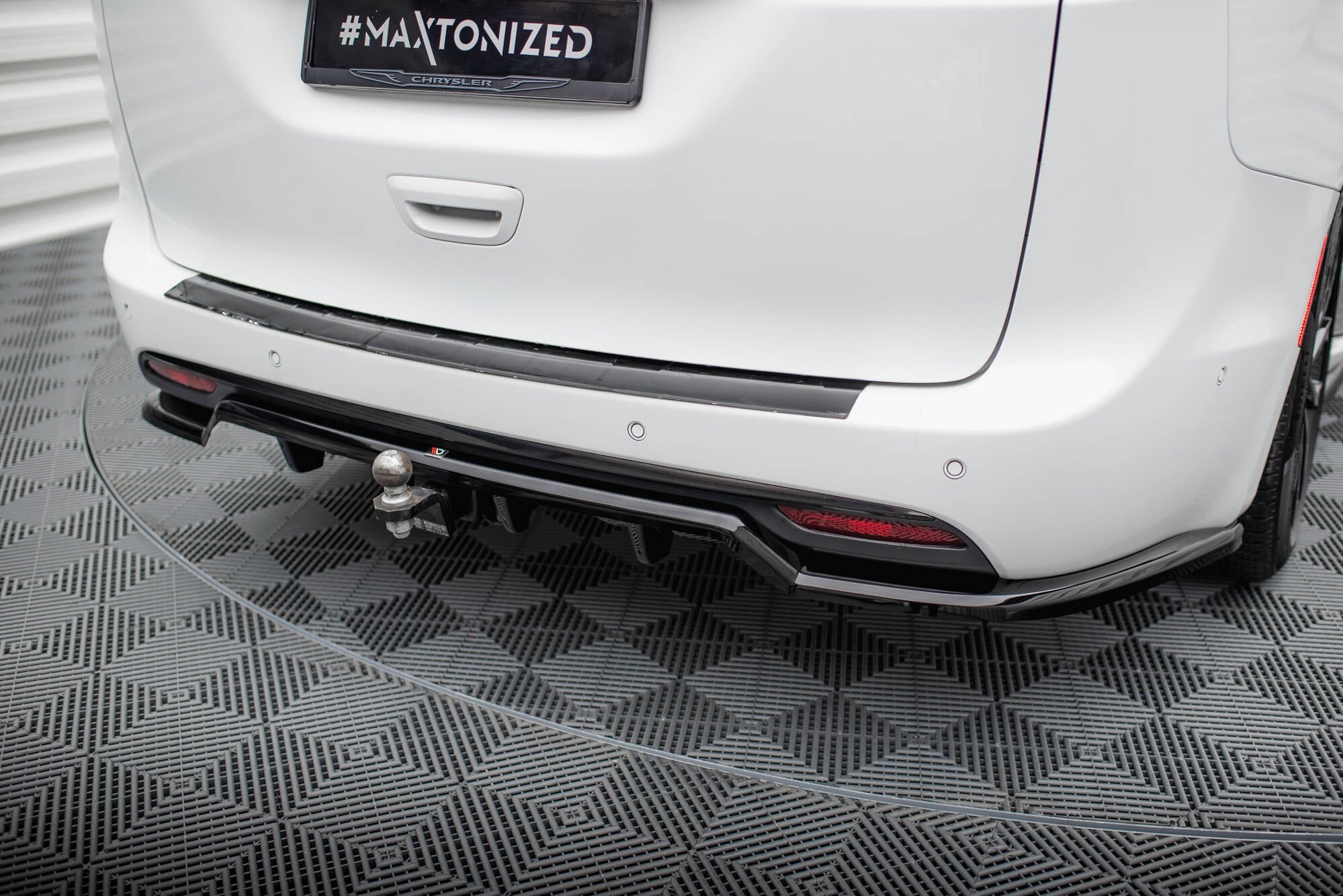 Maxton Design Street+ Mittlerer Diffusor RACE passend für Chrysler Pacifica Mk2 Facelift schwarz Hochglanz