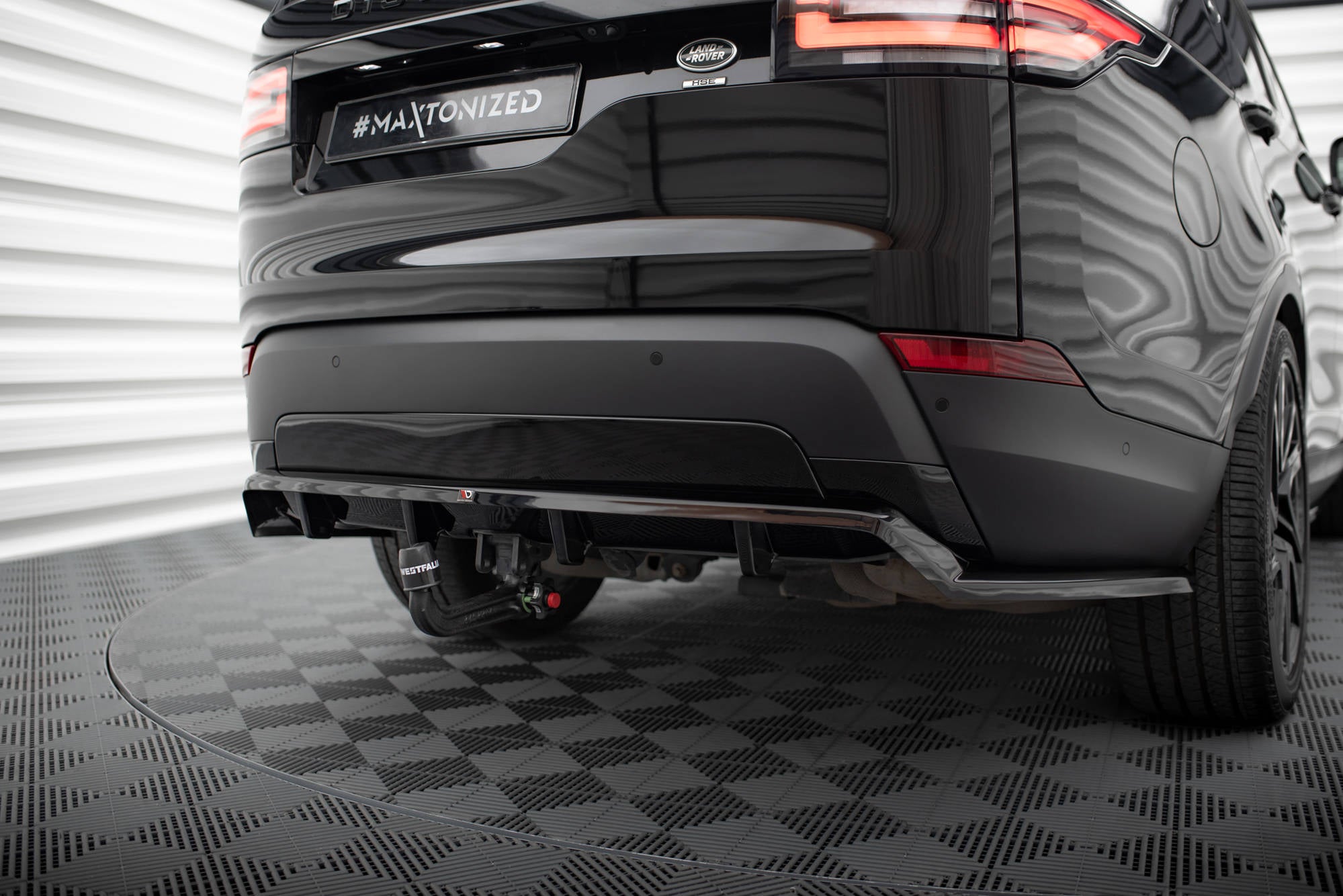 Maxton Design Street+ Mittlerer Diffusor RACE passend für Land Rover Discovery HSE Mk5 schwarz Hochglanz