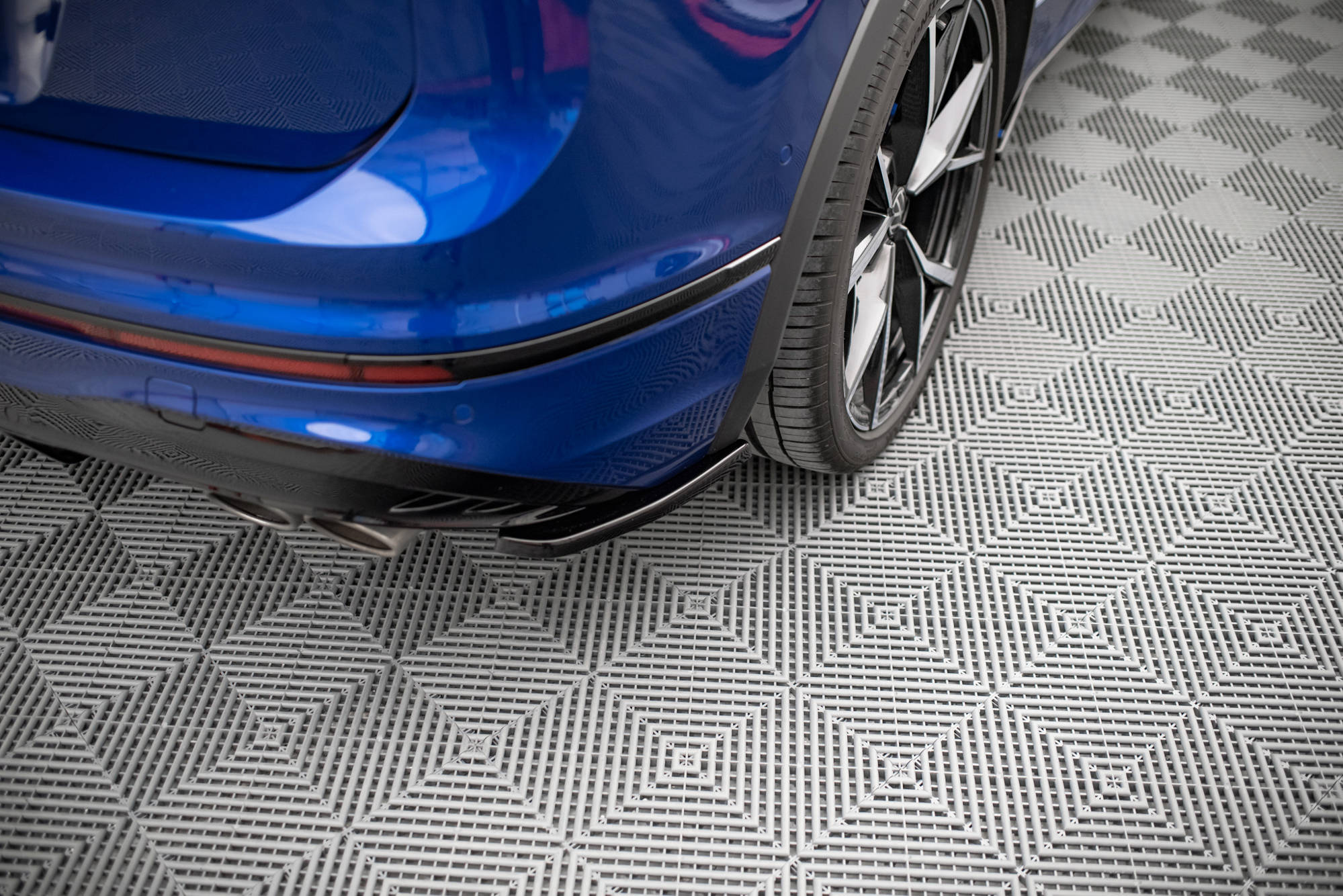 Maxton Design Heck Ansatz Flaps Diffusor passend für VW Tiguan R Mk2 Facelift schwarz Hochglanz
