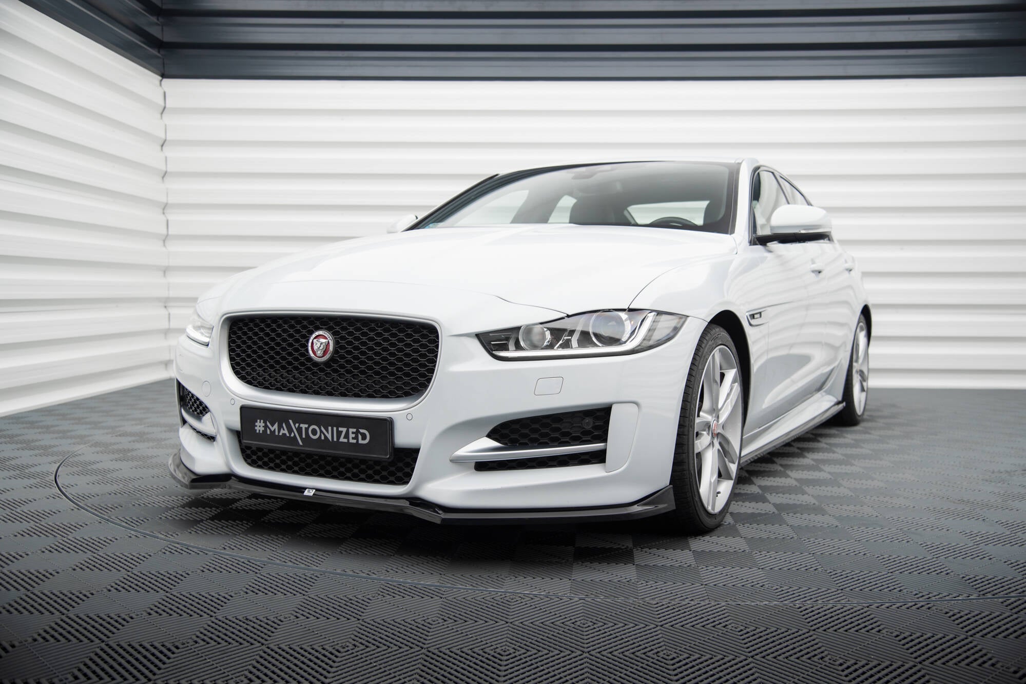 Maxton Design Street+ Spoilerlippe Front Ansatz V.1 passend für Jaguar XE R-Sport X760 schwarz Hochglanz