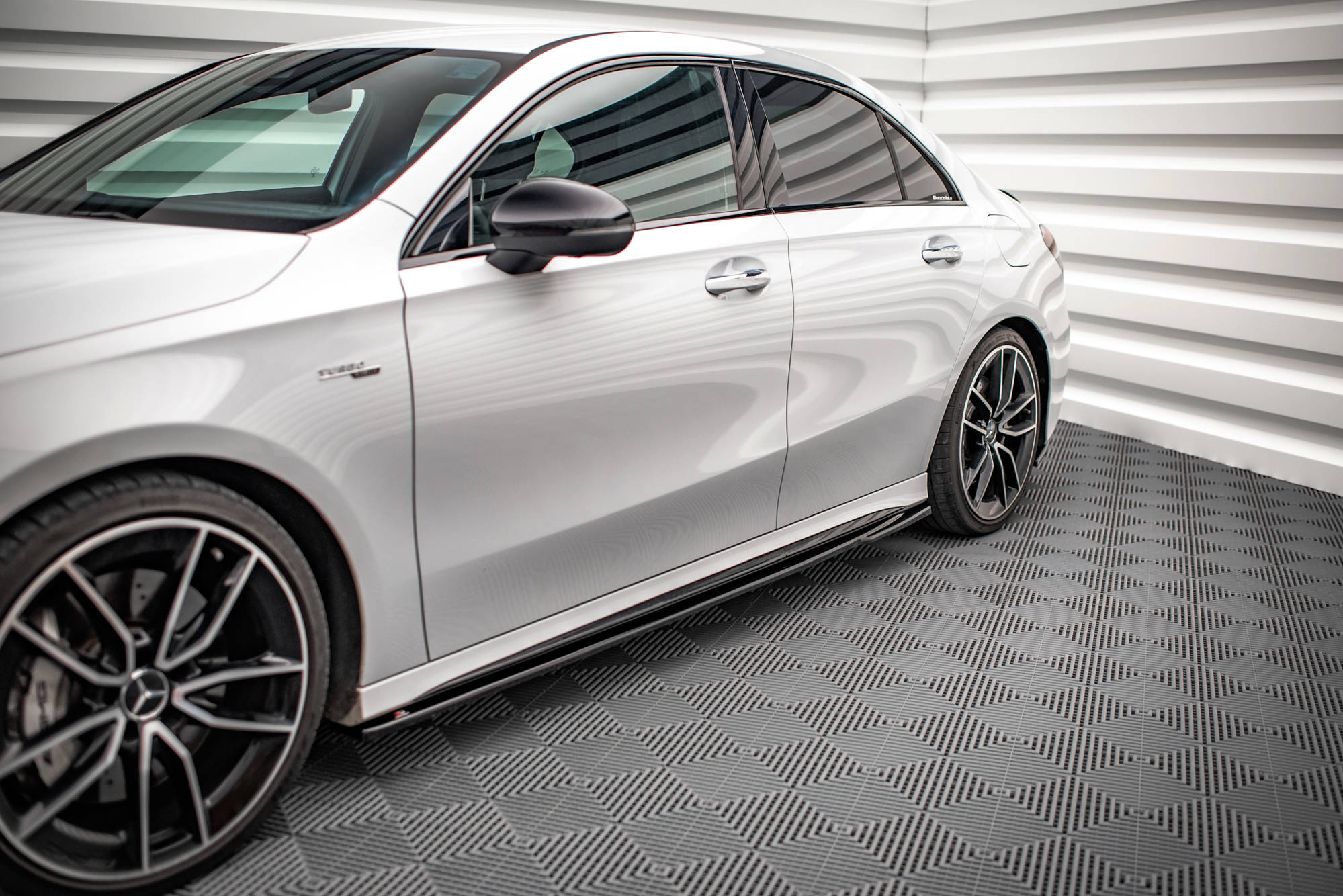 Maxton Design Street+ Seitenschweller Leisten V.2 passend für Mercedes A35 AMG / AMG-Line W177 schwarz Hochglanz