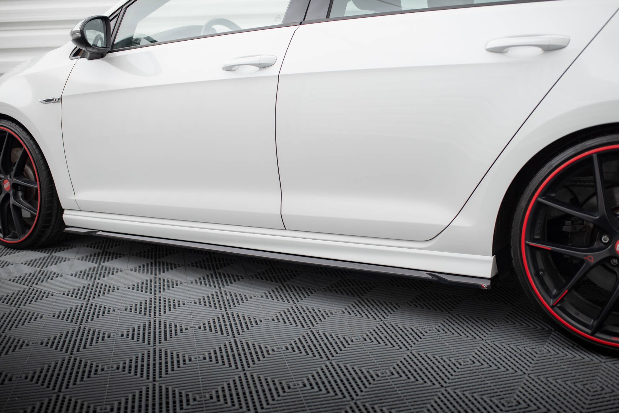 Maxton Design Street+ Seitenschweller Leisten passend für V.4 VW Golf R / R-Line Mk7 schwarz Hochglanz