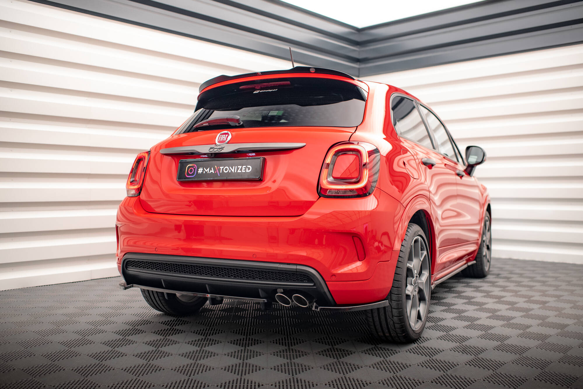 Maxton Design Street+ Mittlerer Diffusor RACE passend für Fiat 500X Sport Mk1 Facelift schwarz Hochglanz