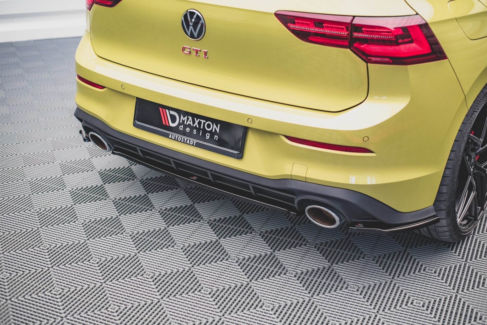 Maxton Design Mittlerer Diffusor Heck Ansatz für Volkswagen Golf 8 GTI Clubsport schwarz matt