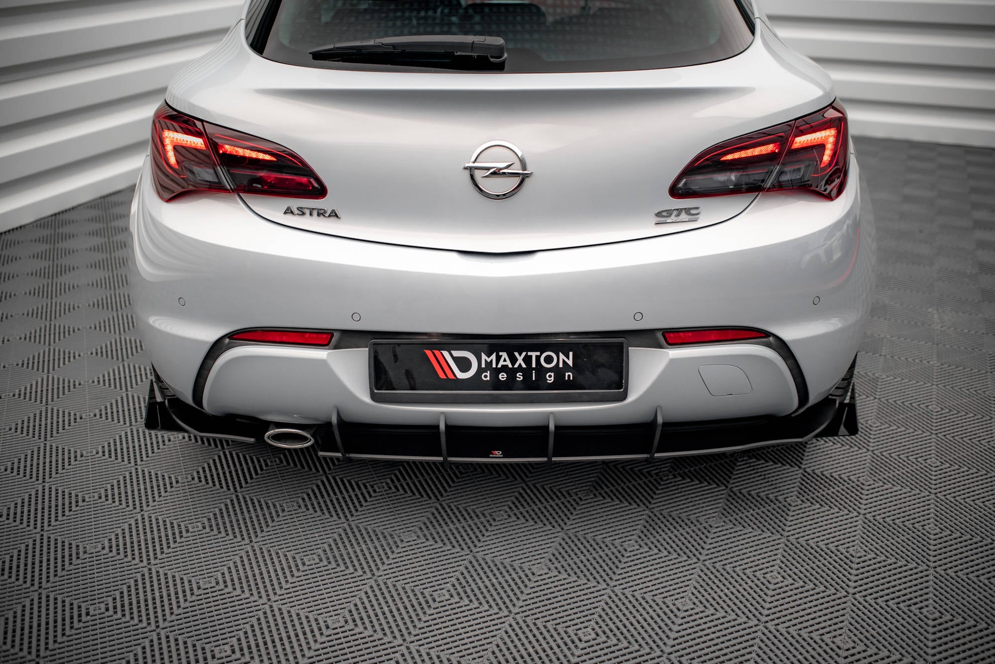 Maxton Design Robuste Racing Diffusor Heck Ansatz + Flaps passend für Opel Astra GTC OPC-Line J schwarz Hochglanz