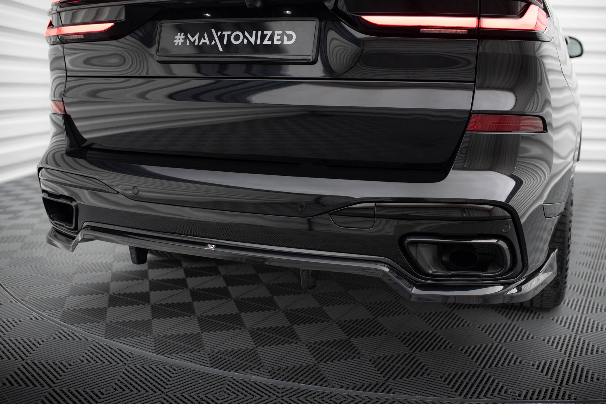 Maxton Design Street+ Mittlerer Diffusor RACE passend für BMW X7 M-Paket G07 Facelift schwarz Hochglanz