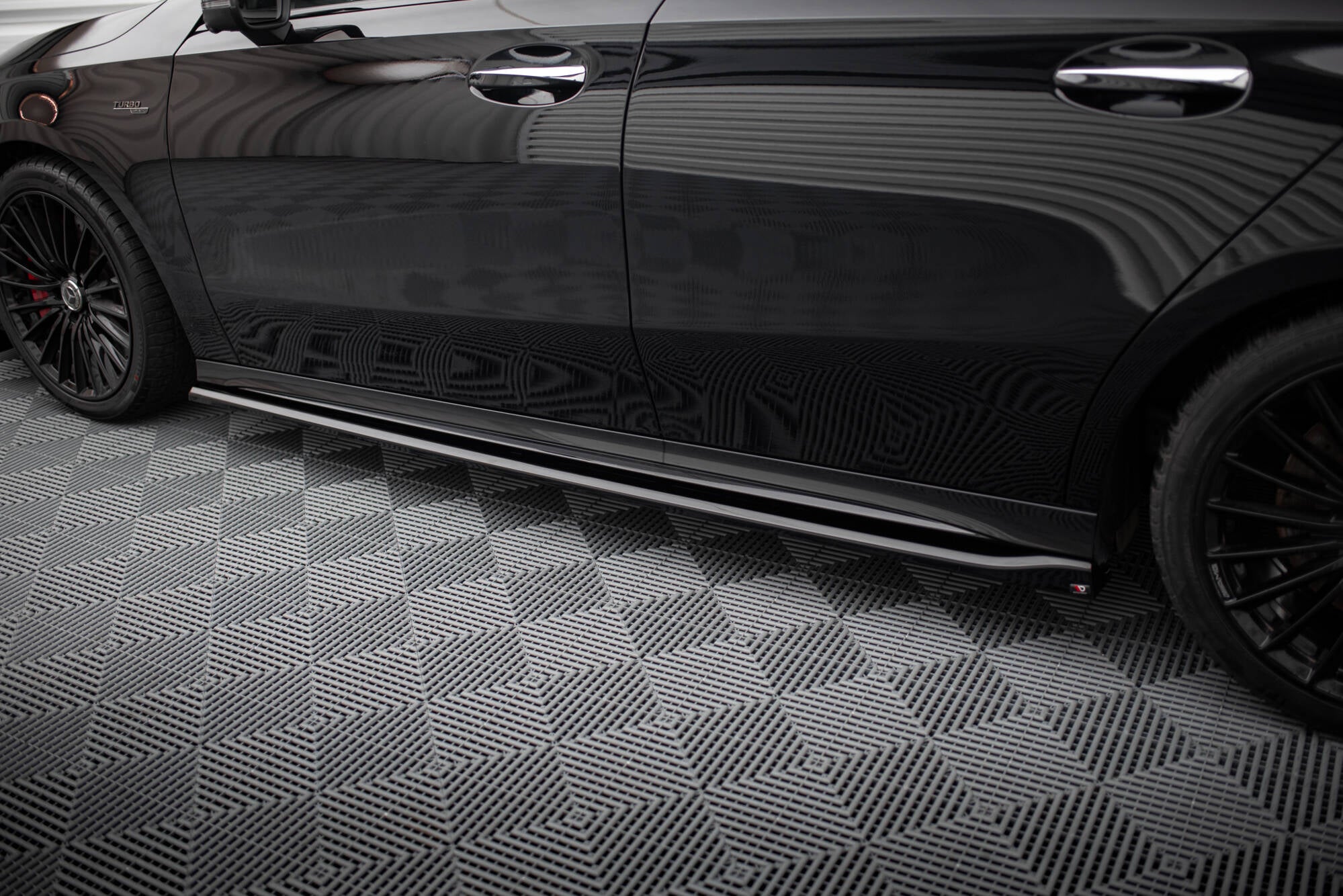 Maxton Design Street+ Seitenschweller Leisten passend für Mercedes-AMG A35 / A AMG-Line W177 Facelift schwarz Hochglanz