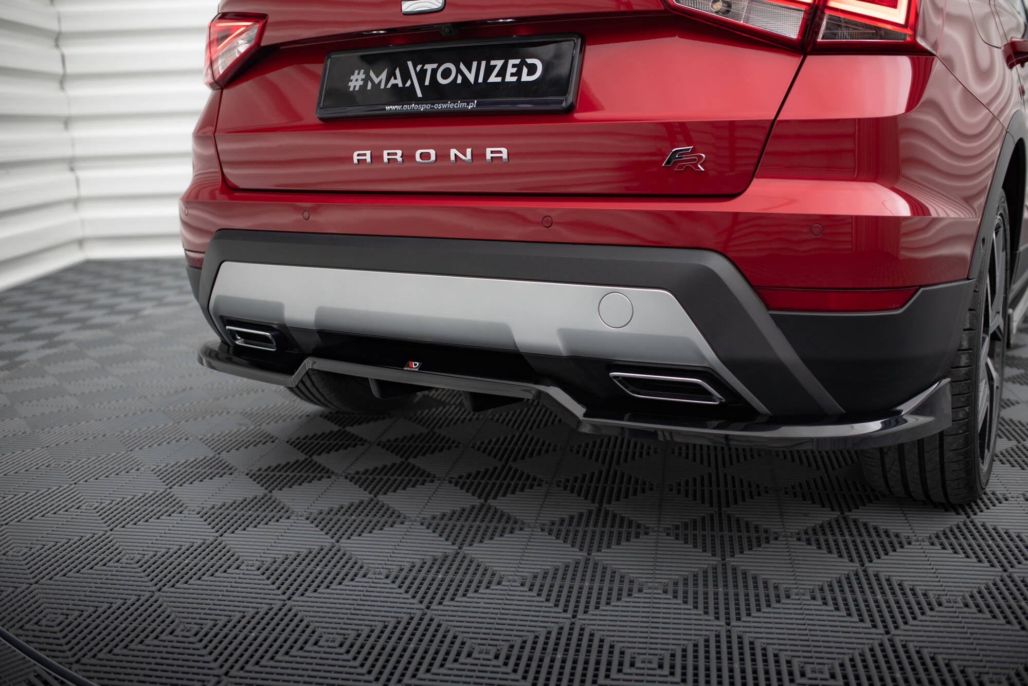 Maxton Design Street+ Mittlerer Diffusor RACE passend für Seat Arona FR Mk1 schwarz Hochglanz