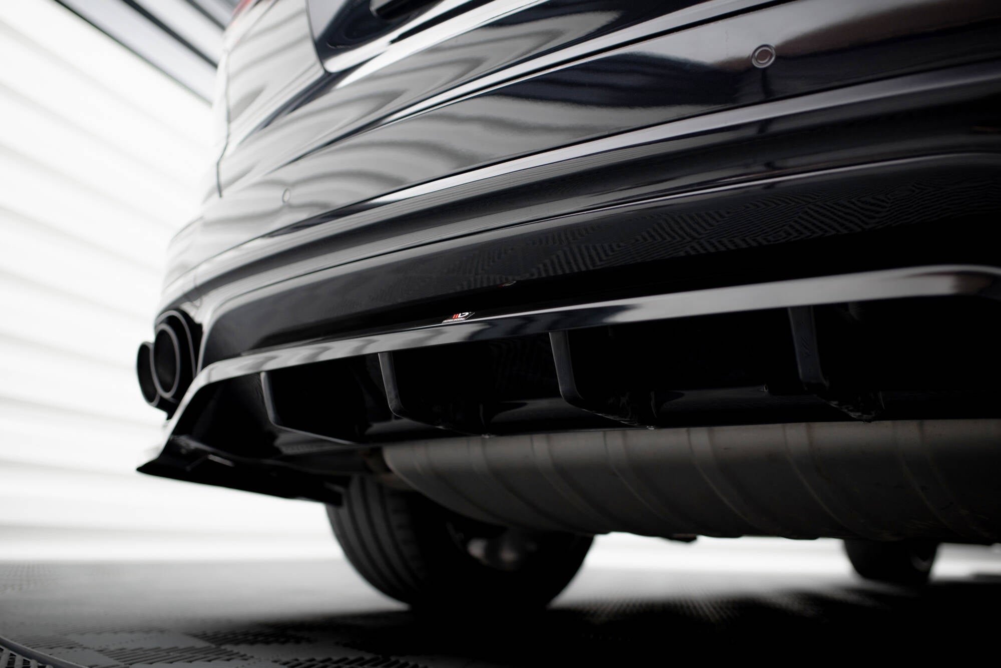 Maxton Design Street+ Mittlerer Diffusor RACE passend für Porsche Cayenne Mk2 Facelift schwarz Hochglanz