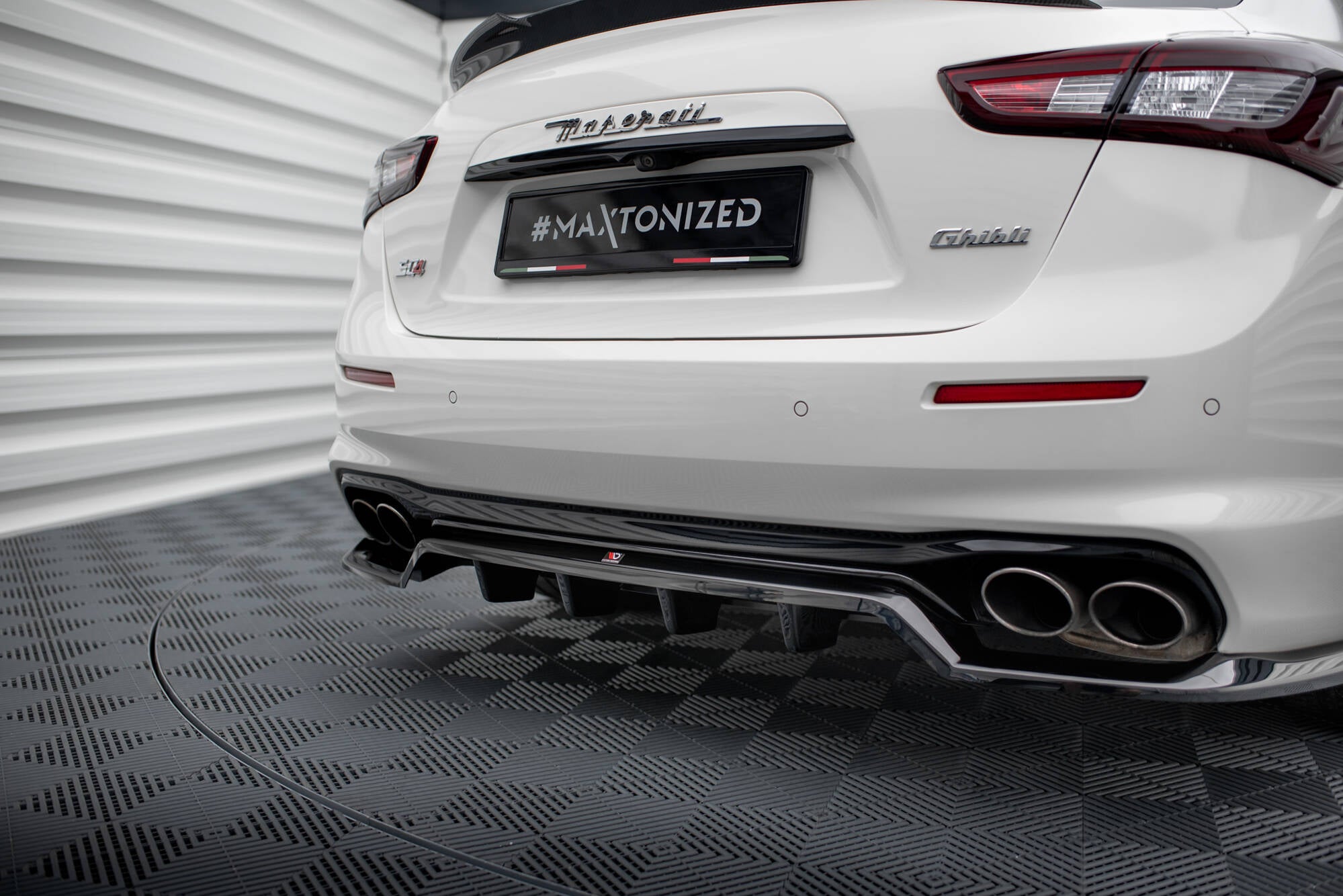 Maxton Design Street+ Mittlerer Diffusor RACE passend für Maserati Ghibli Mk3 Facelift schwarz Hochglanz