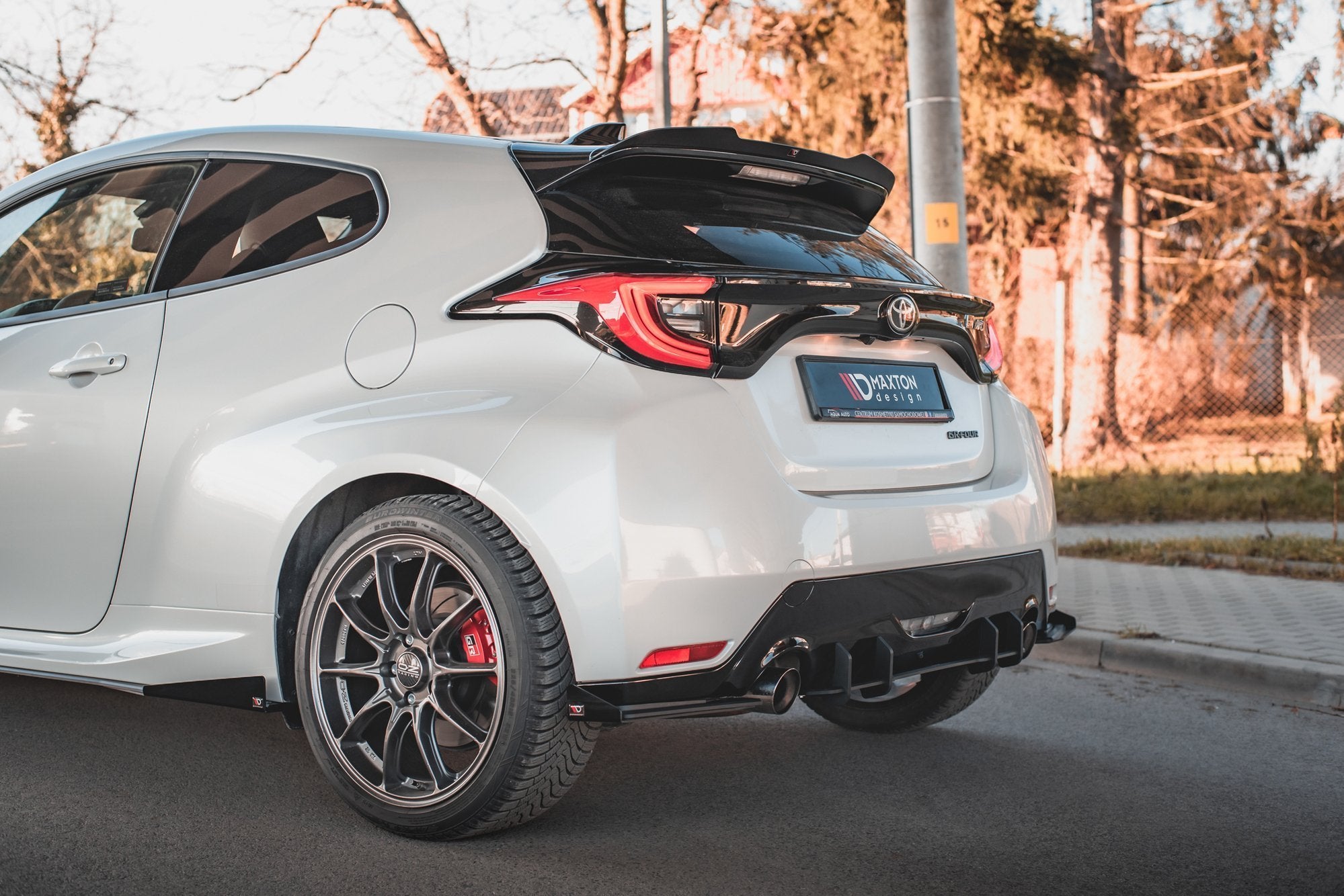 Maxton Design Street Pro Heck Ansatz Flaps Diffusor + Flaps passend für Toyota GR Yaris Mk4 schwarz Hochglanz