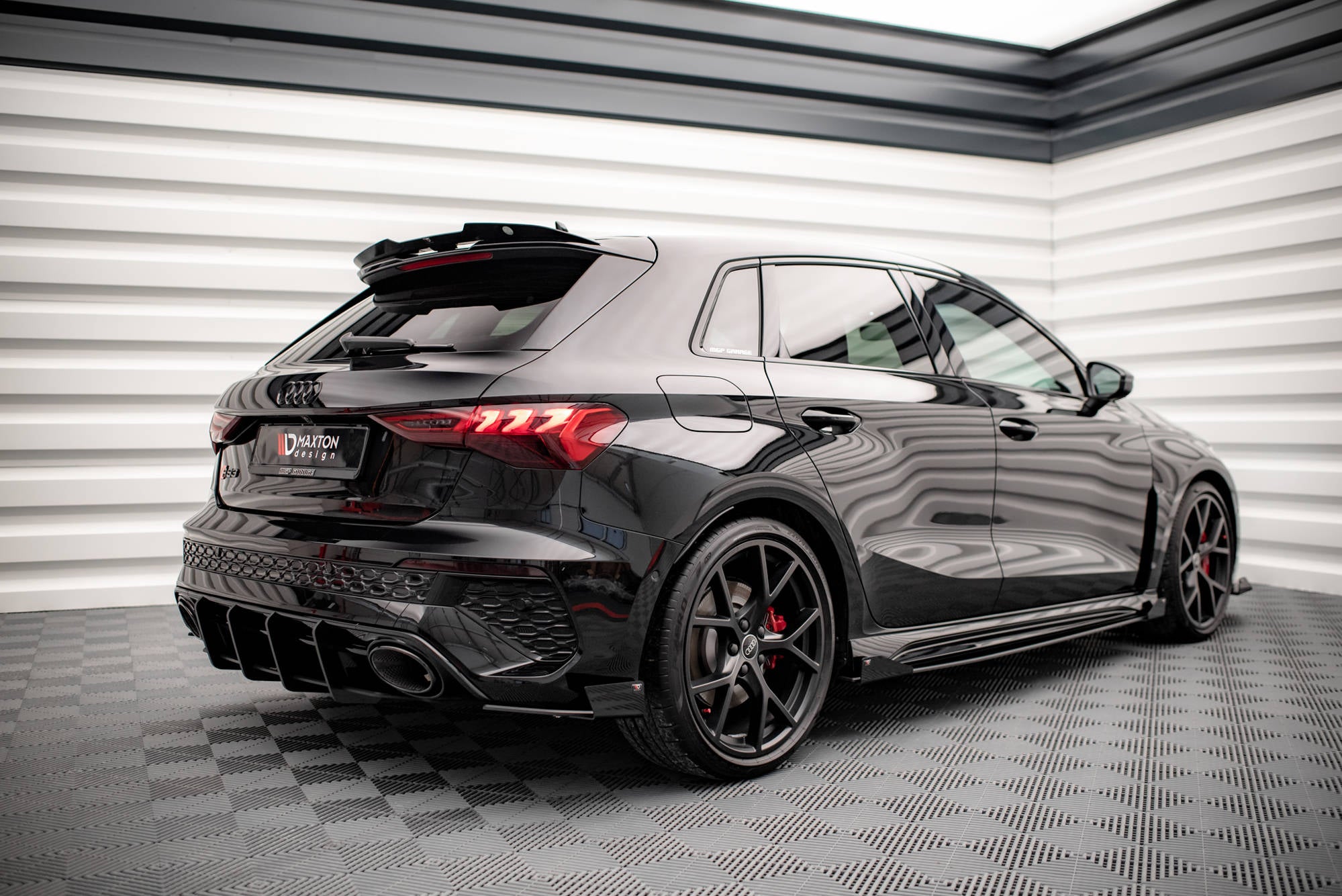 Maxton Design Hintere Seiten Flaps passend für Audi RS3 Sportback 8Y schwarz Hochglanz