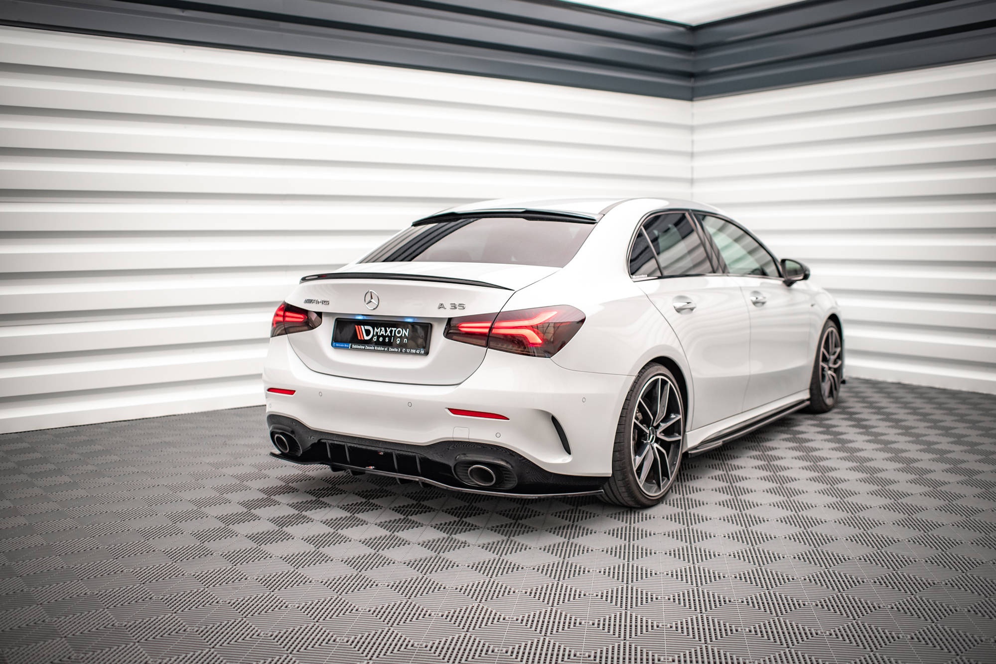 Maxton Design Street+ Mittlerer Diffusor RACE passend für V.1 Mercedes A 35 AMG Limousine V177 schwarz Hochglanz
