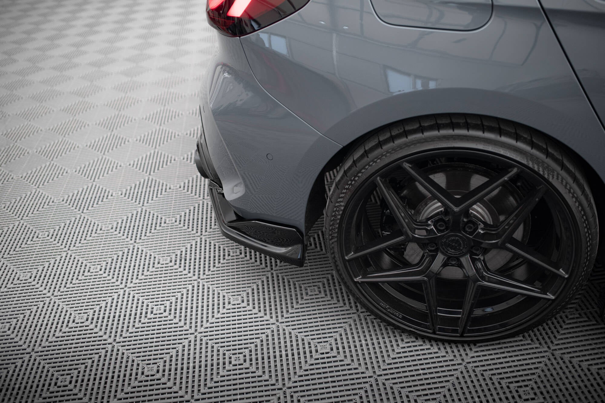 Maxton Design Heck Ansatz Flaps Diffusor V.4 passend für BMW 1er M-Paket / M135i / 128ti F40 schwarz Hochglanz