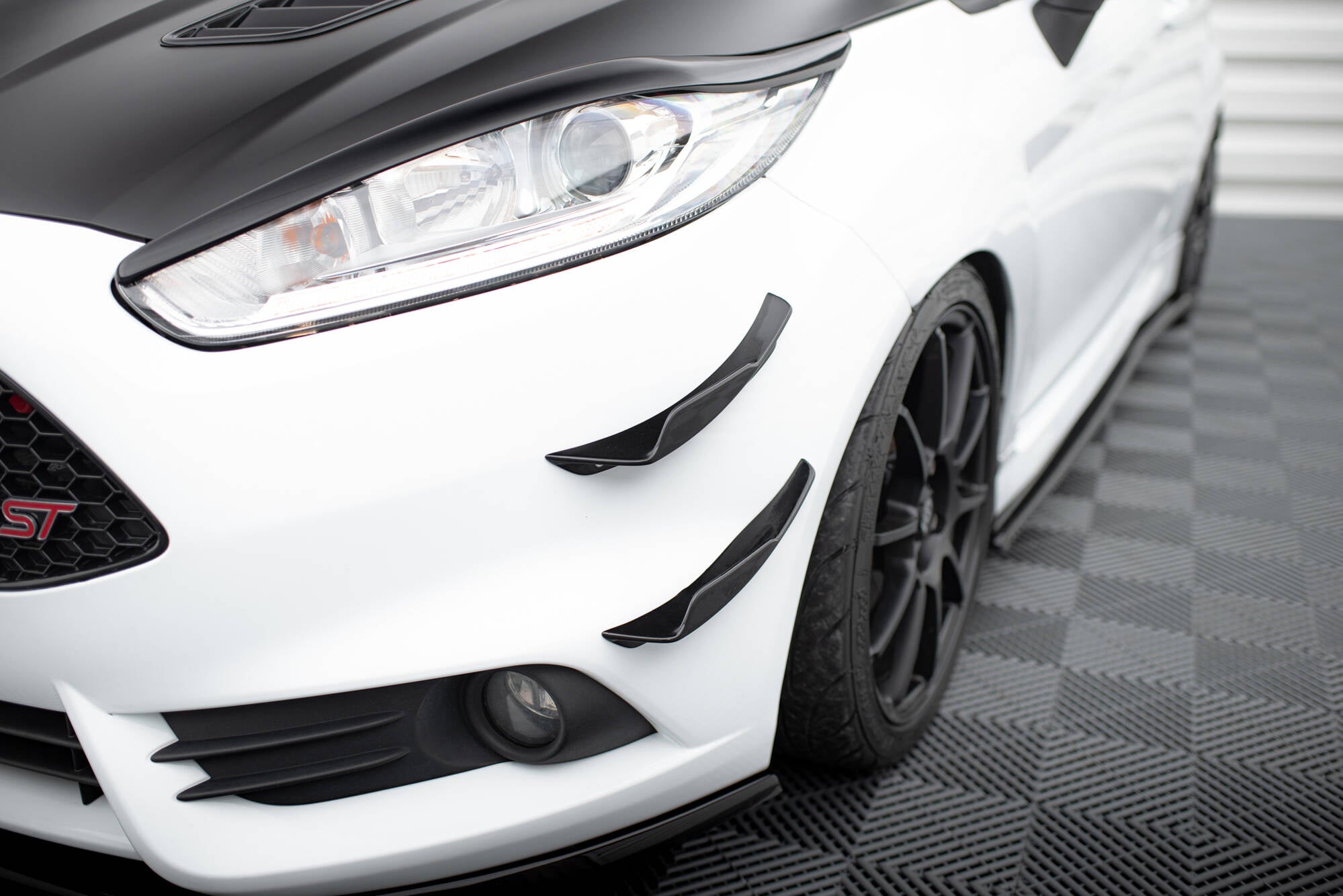 Maxton Design Stoßstangen Flaps Wings vorne Canards passend für Ford Fiesta 7 ST Facelift