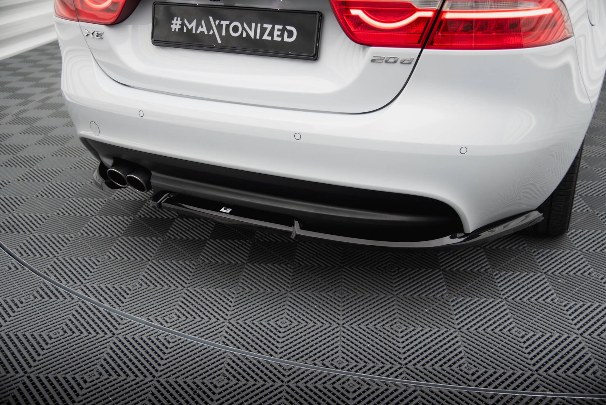Maxton Design Heck Ansatz Flaps Diffusor passend für Jaguar XE R-Sport X760 schwarz Hochglanz