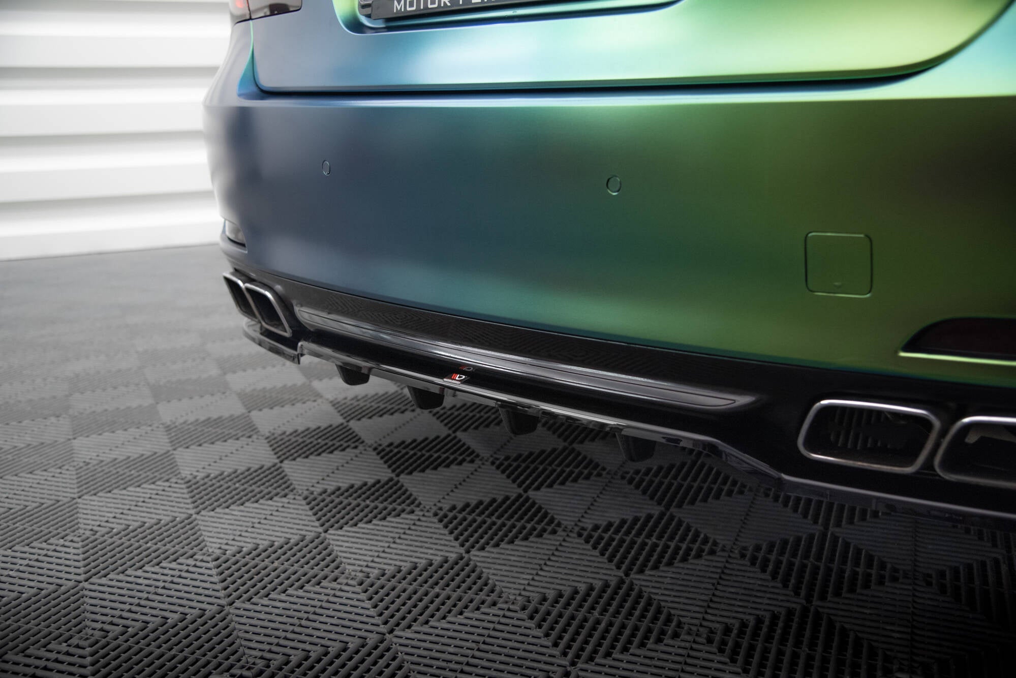 Maxton Design Street+ Mittlerer Diffusor RACE passend für BMW 7 F01 schwarz Hochglanz