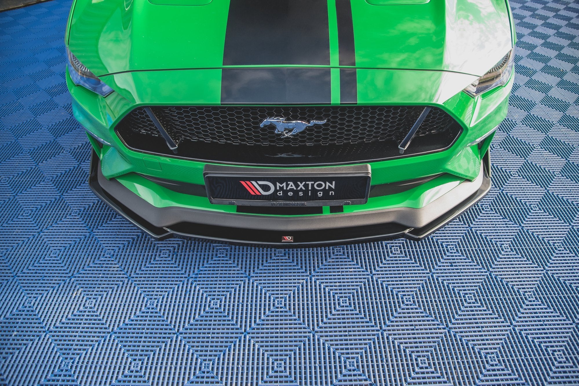 Maxton Design Street+ Spoilerlippe Front Ansatz V.2 + Flaps passend für Ford Mustang GT Mk6 Facelift