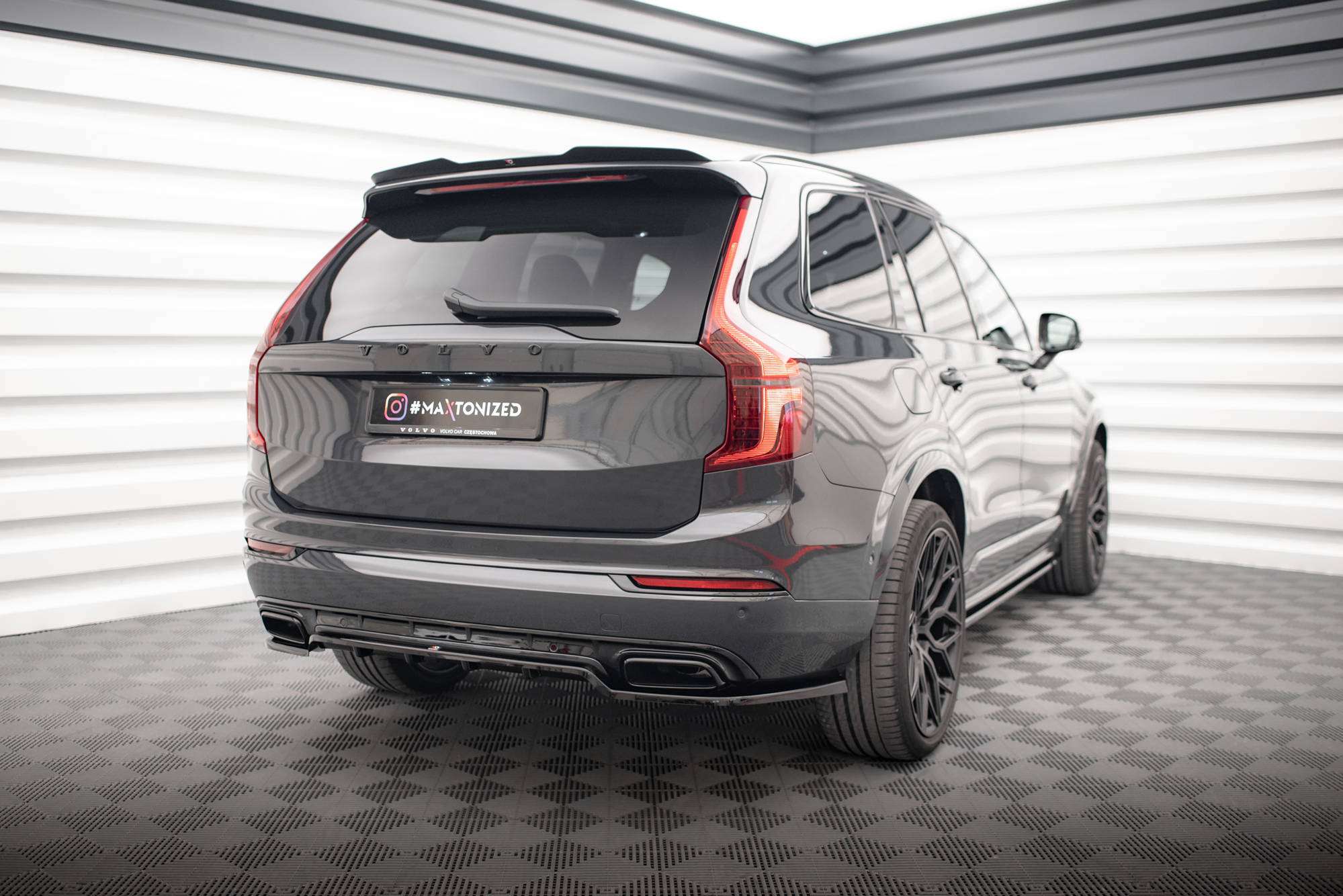 Maxton Design Street+ Mittlerer Diffusor RACE passend für Volvo XC90 R-Design Mk2 / Mk2 Facelift schwarz Hochglanz