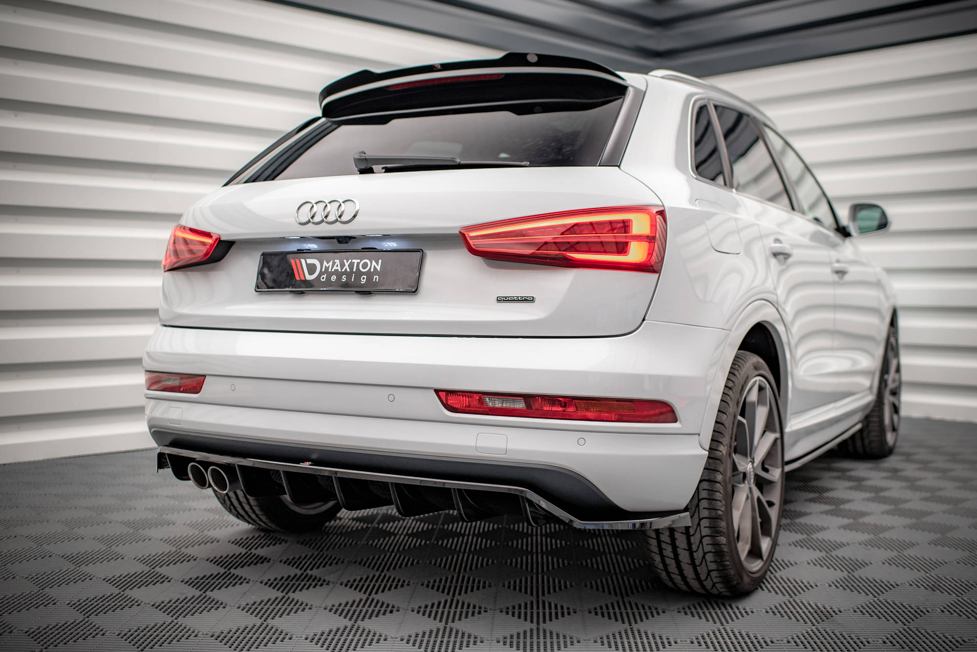Maxton Design Street+ Mittlerer Diffusor RACE passend für Audi Q3 Sport 8U Facelift schwarz Hochglanz