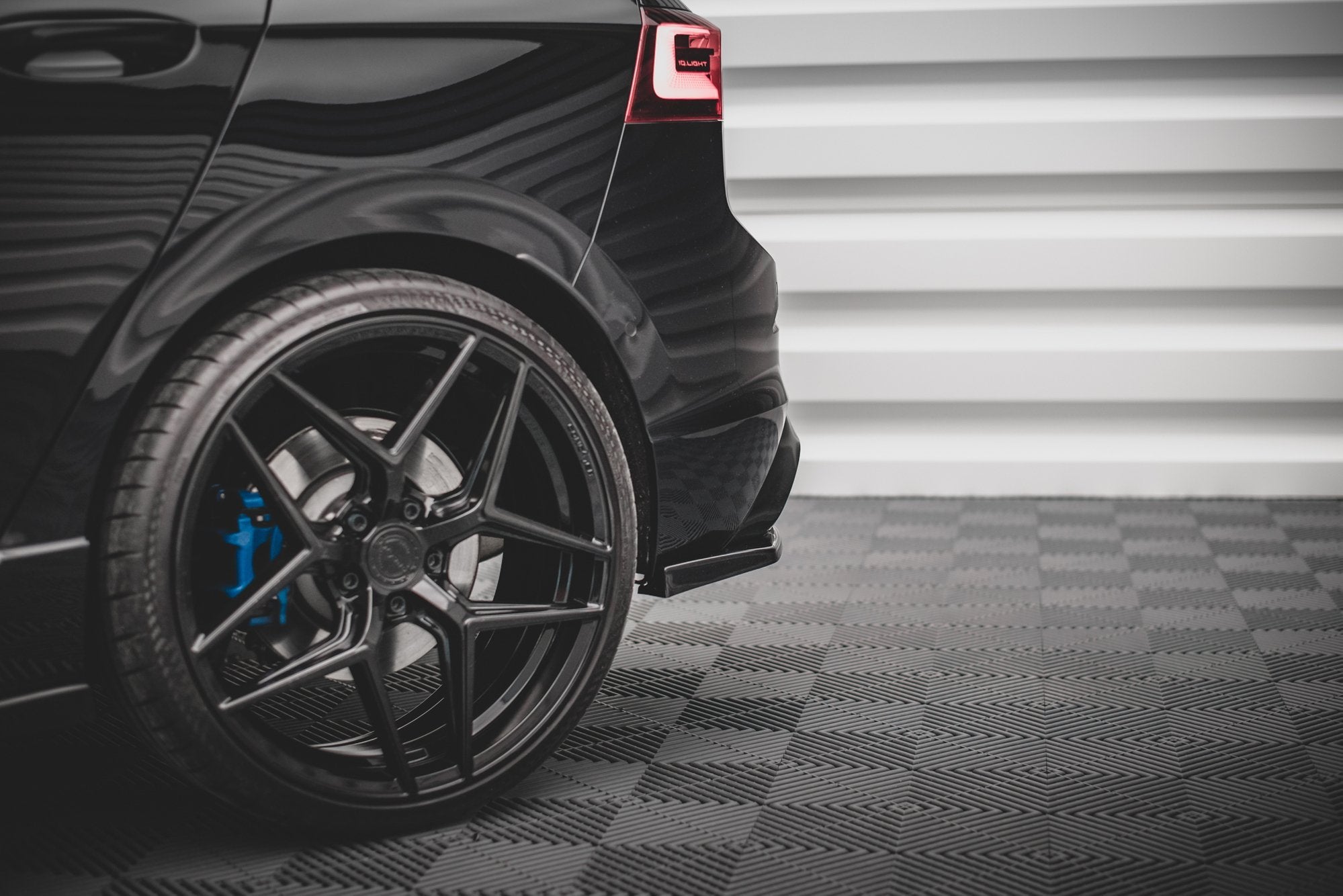 Maxton Design Heck Ansatz Flaps Diffusor V.2 passend für VW Golf R Hatchback Mk8 Facelift schwarz Hochglanz