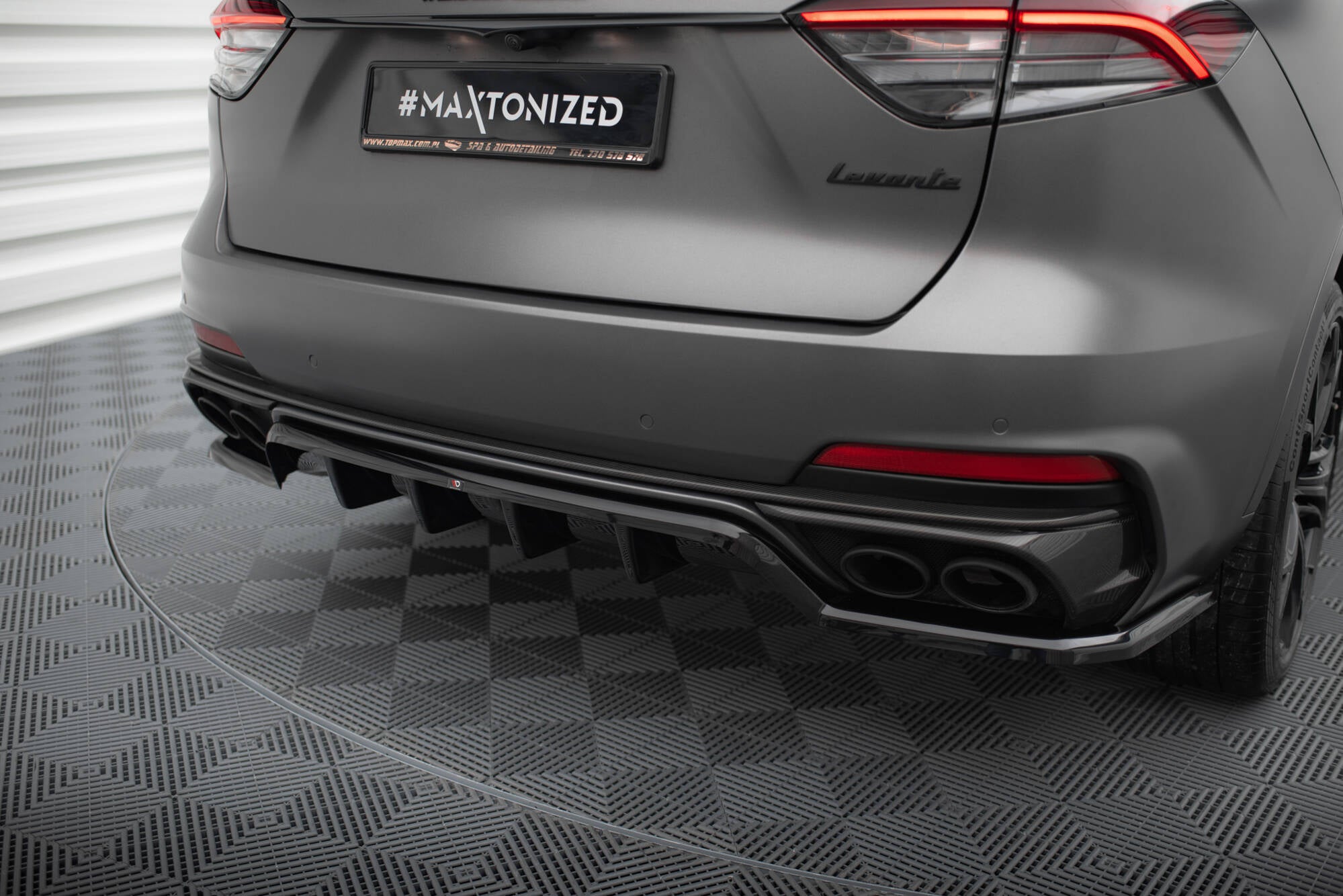 Maxton Design Street+ Mittlerer Diffusor RACE passend für Maserati Levante Trofeo Mk1 schwarz Hochglanz