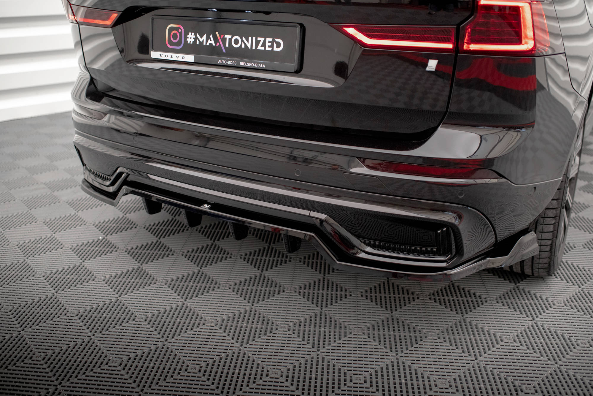 Maxton Design Street+ Mittlerer Diffusor RACE passend für Volvo XC60 R-Design Mk2 Facelift schwarz Hochglanz