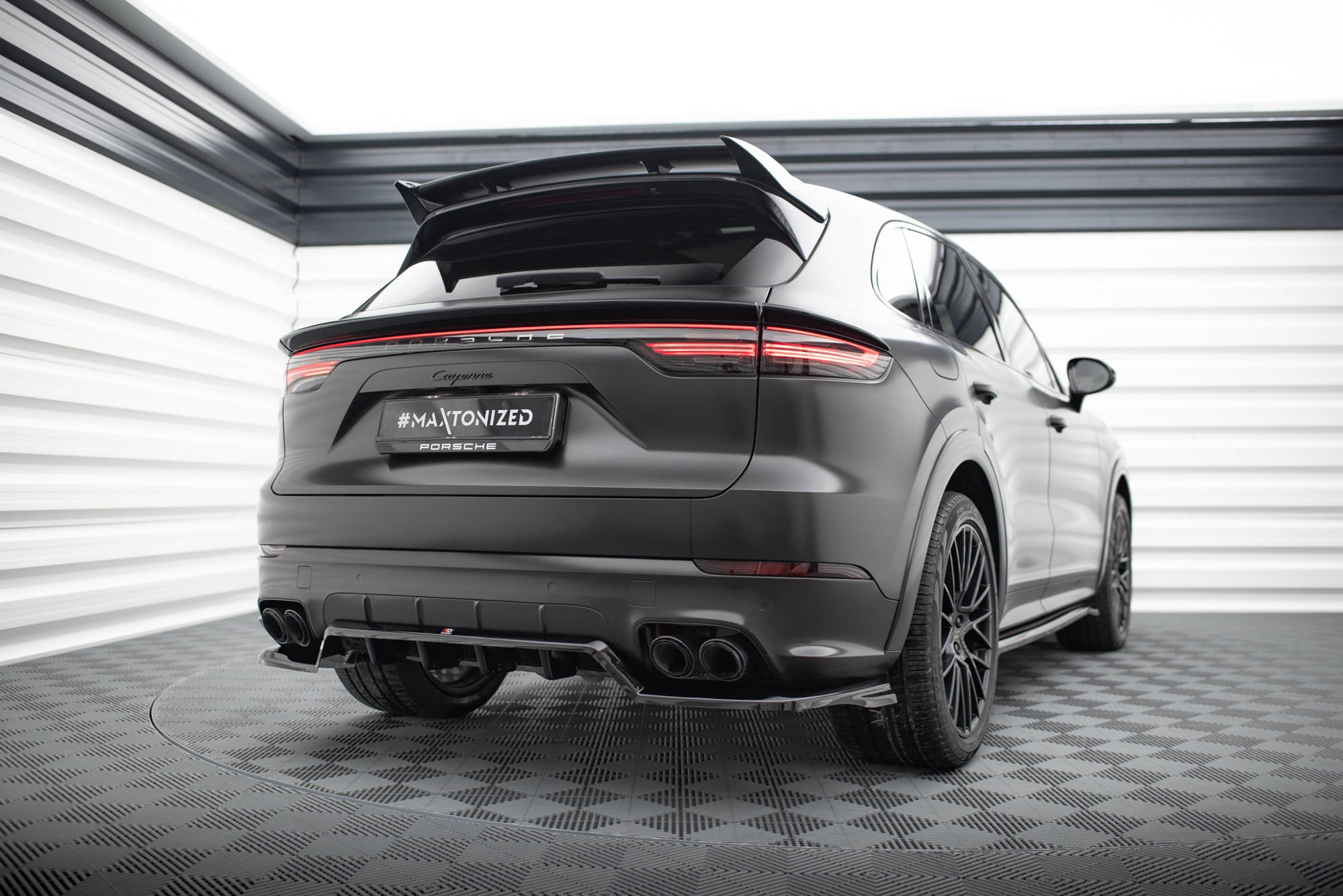 Maxton Design Street+ Mittlerer Diffusor RACE passend für Porsche Cayenne Sport Design SUV / Coupe Mk3 schwarz Hochglanz