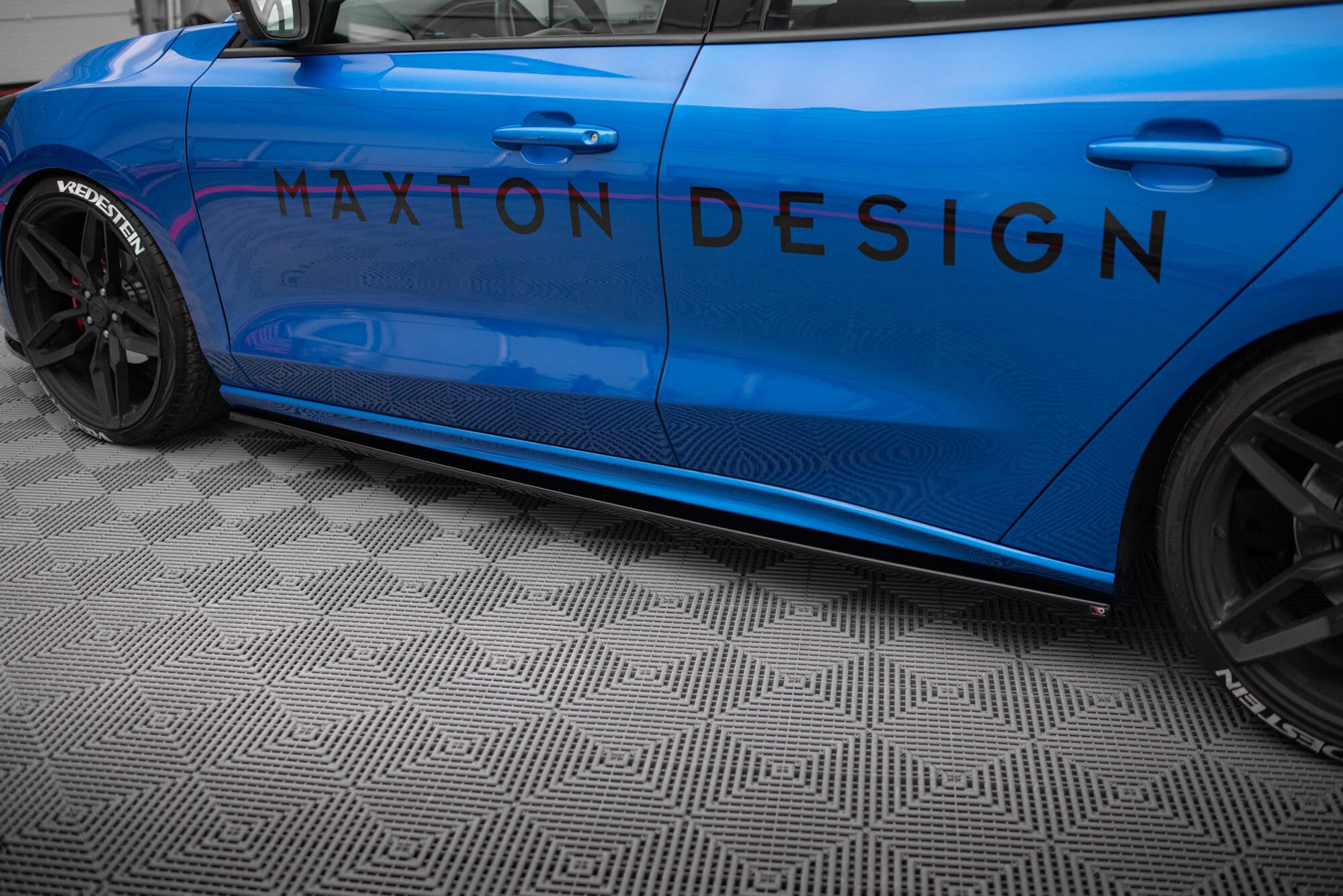 Maxton Design Street+ Seitenschweller Leisten V.2 passend für Ford Focus ST / ST-Line Mk4 schwarz Hochglanz