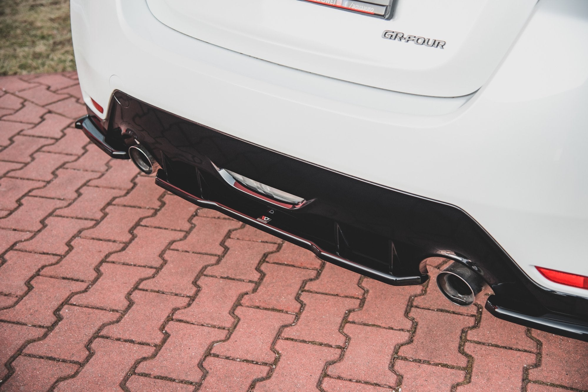 Maxton Design Mittlerer Diffusor Heck Ansatz für Toyota GR Yaris Mk4 Carbon Look