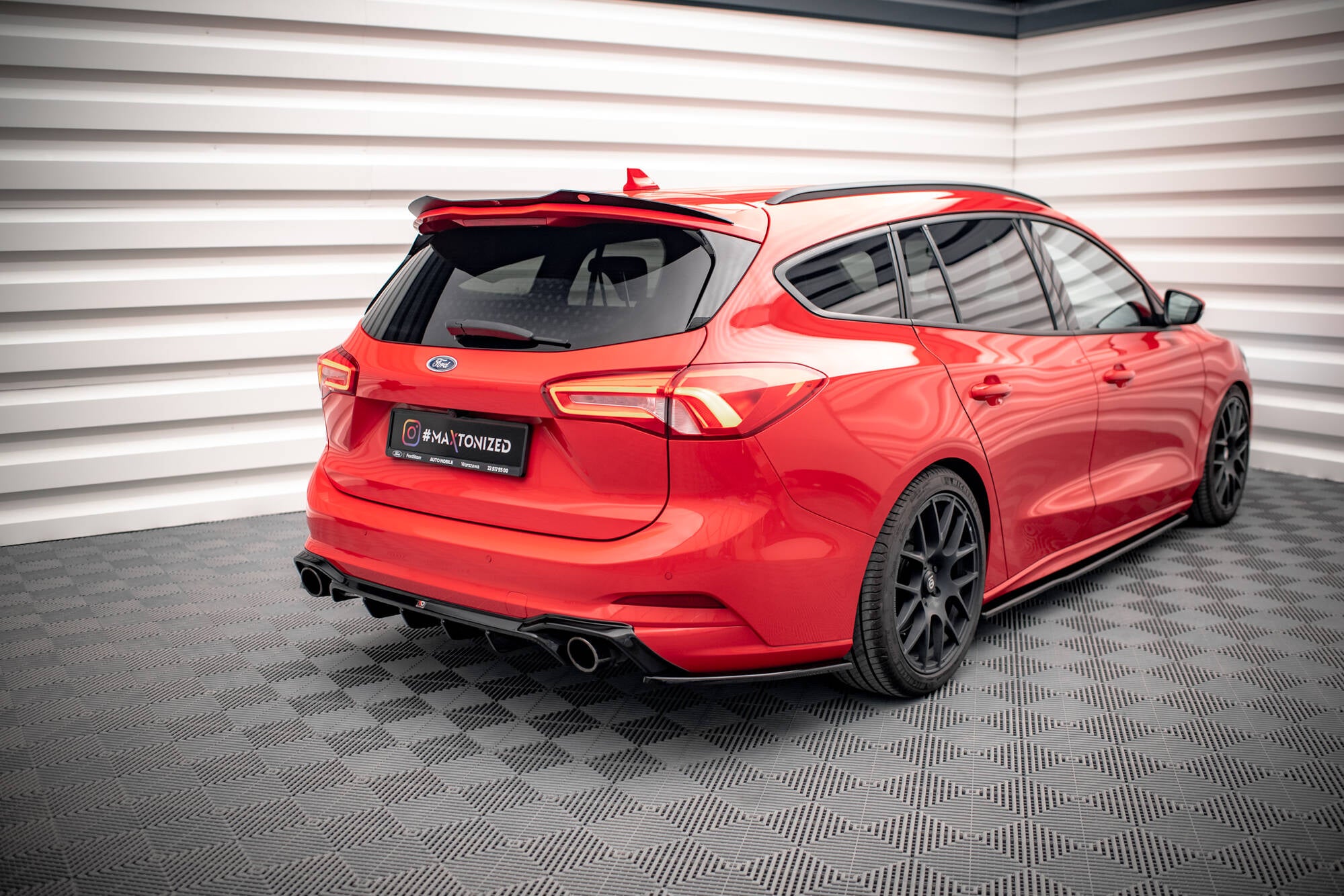 Maxton Design Heck Ansatz Flaps Diffusor V.7 passend für Ford Focus Kombi ST Mk4 schwarz Hochglanz