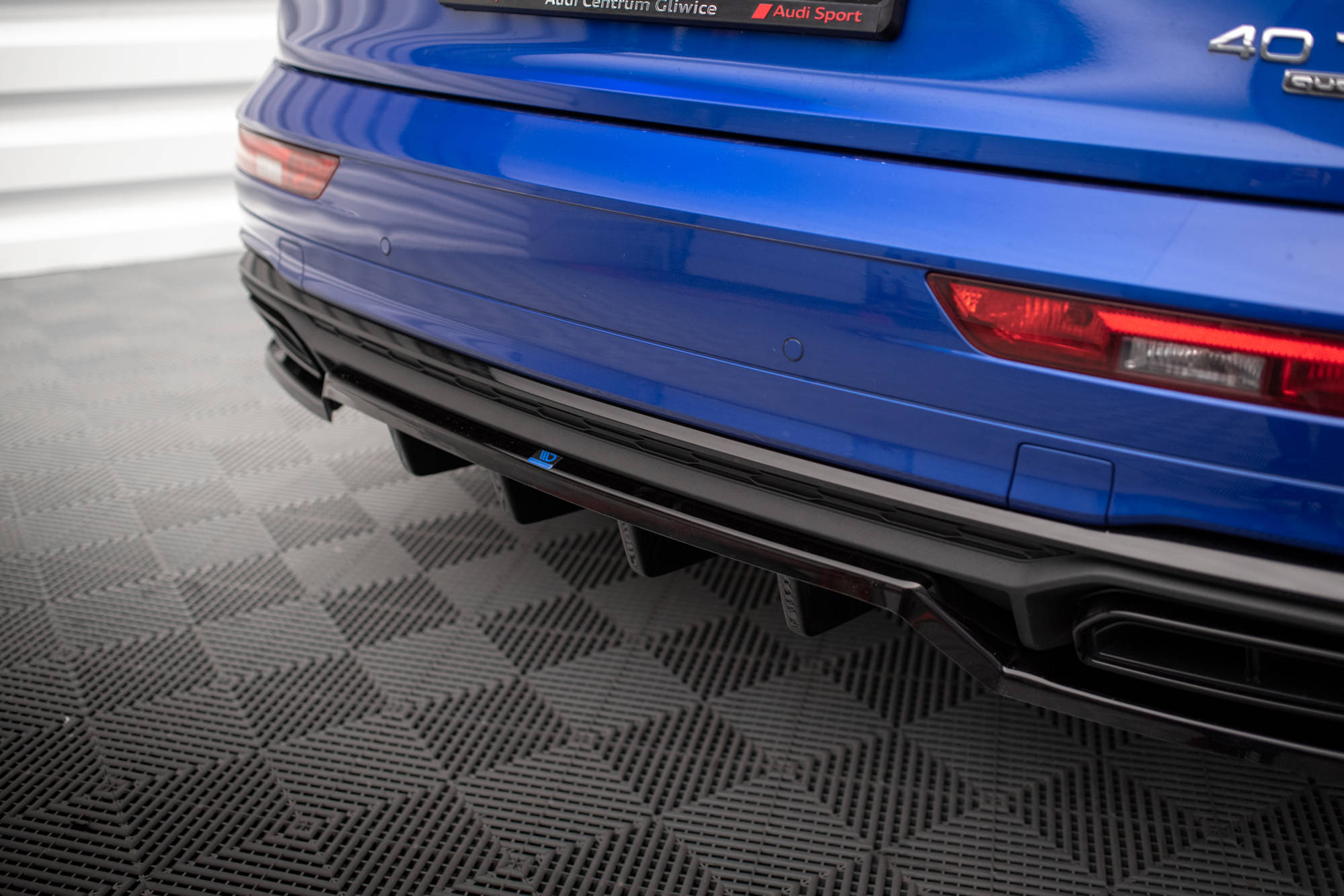 Maxton Design Street+ Mittlerer Diffusor RACE passend für Audi Q5 S-Line SUV Mk2 Facelift schwarz Hochglanz