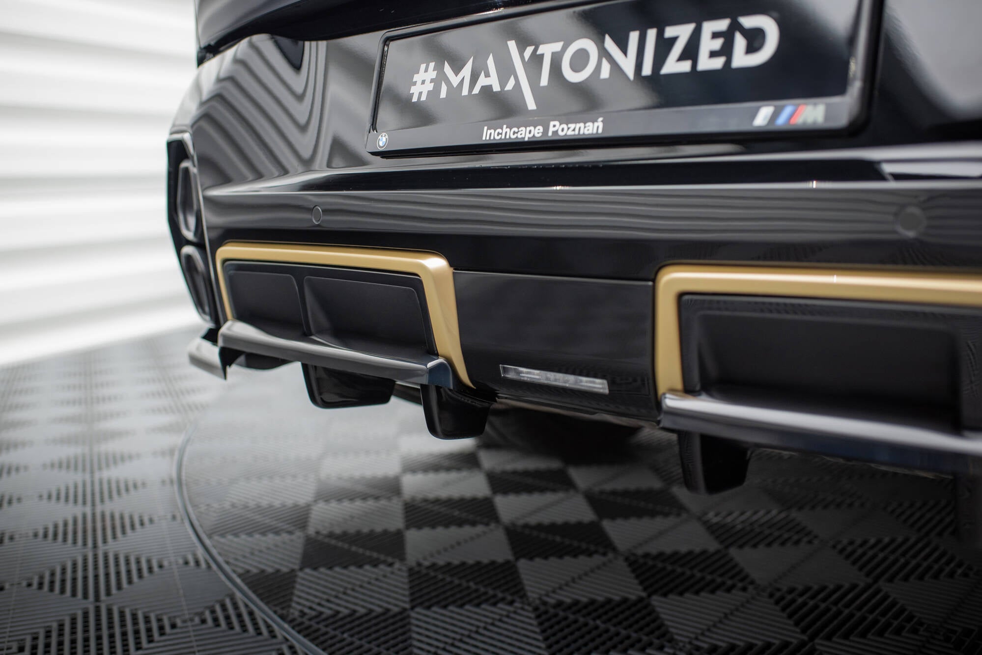 Maxton Design Street+ Mittlerer Diffusor RACE passend für BMW XM G09 schwarz Hochglanz