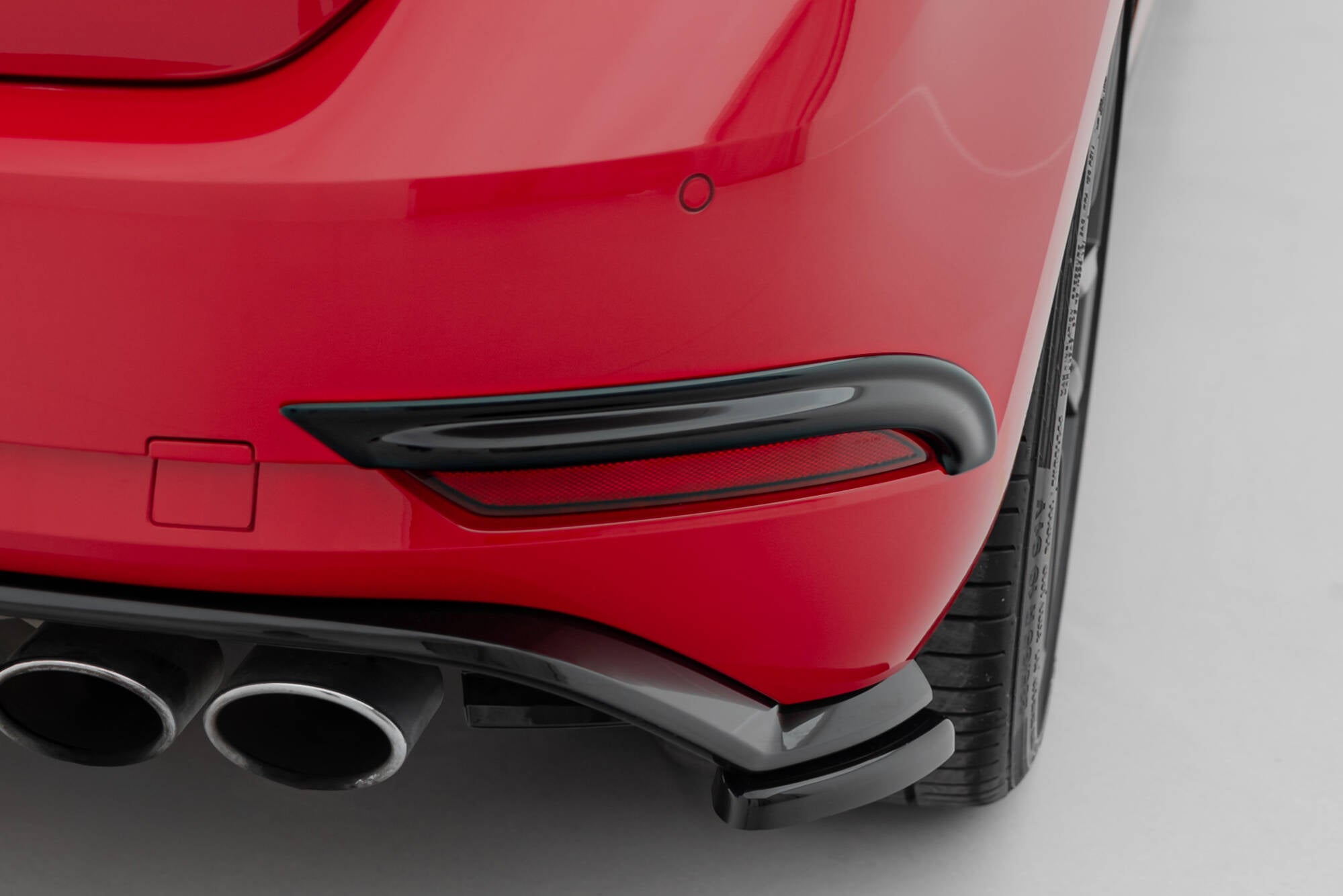 Maxton Design Hintere Rahmen Für Leuchten VW Golf R / R-Line Mk7 Facelift schwarz Hochglanz
