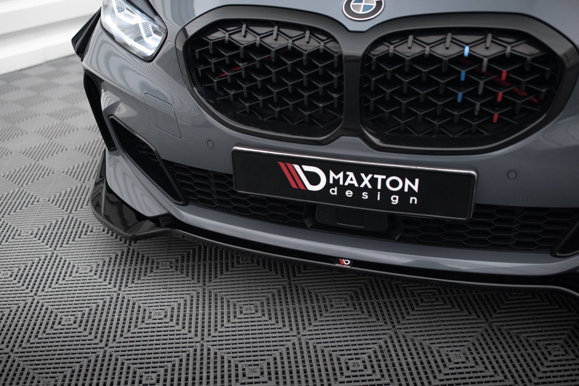 Maxton Design Street+ Spoilerlippe Front Ansatz V.5 passend für BMW 1er M-Paket / M135i / 128ti F40 schwarz Hochglanz