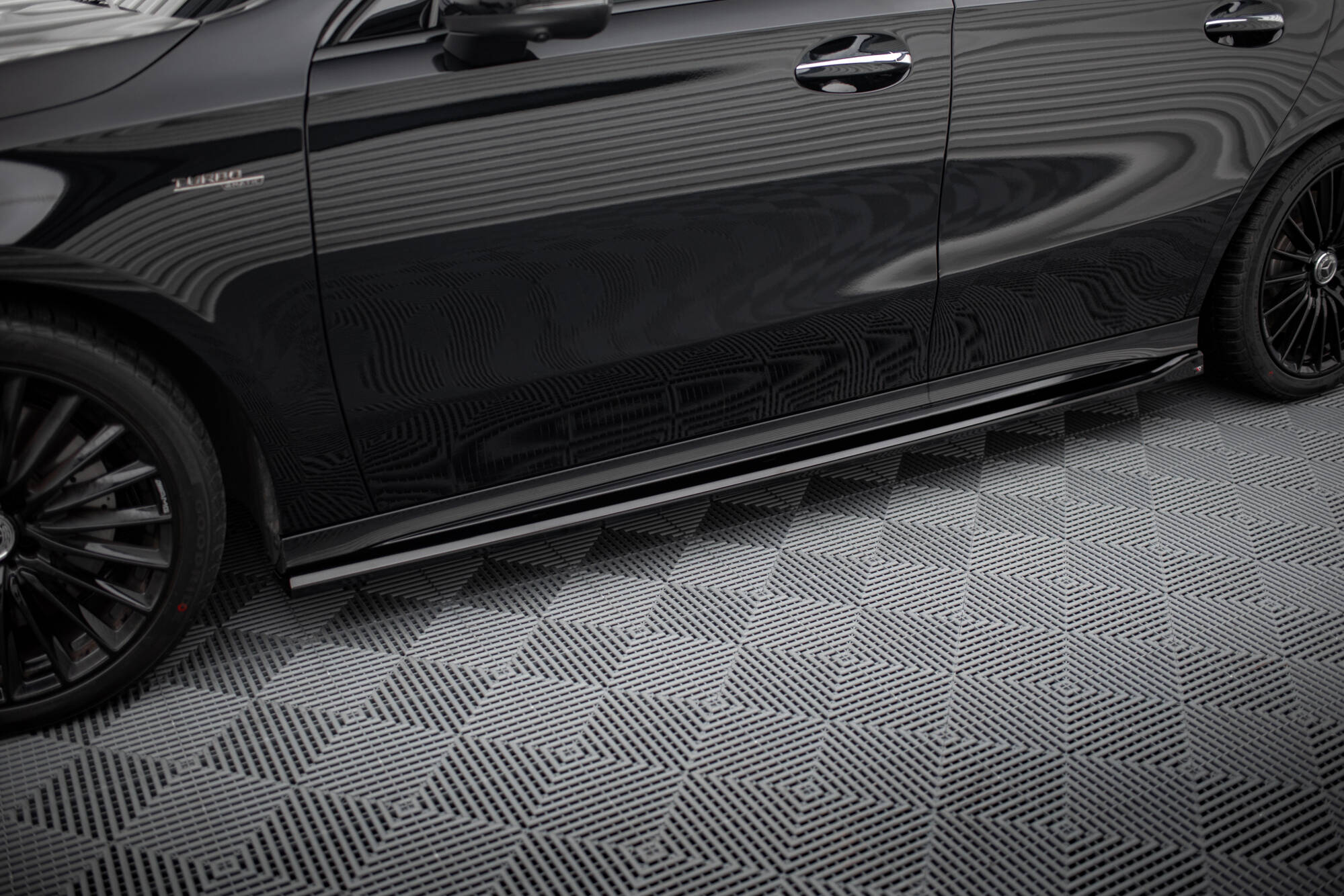 Maxton Design Street+ Seitenschweller Leisten passend für Mercedes-AMG A35 / A AMG-Line W177 Facelift schwarz Hochglanz
