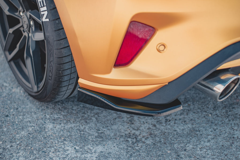 Maxton Design Heck Ansatz Flaps Diffusor V.2 passend für Ford Focus Hatchback ST Mk4 schwarz Hochglanz