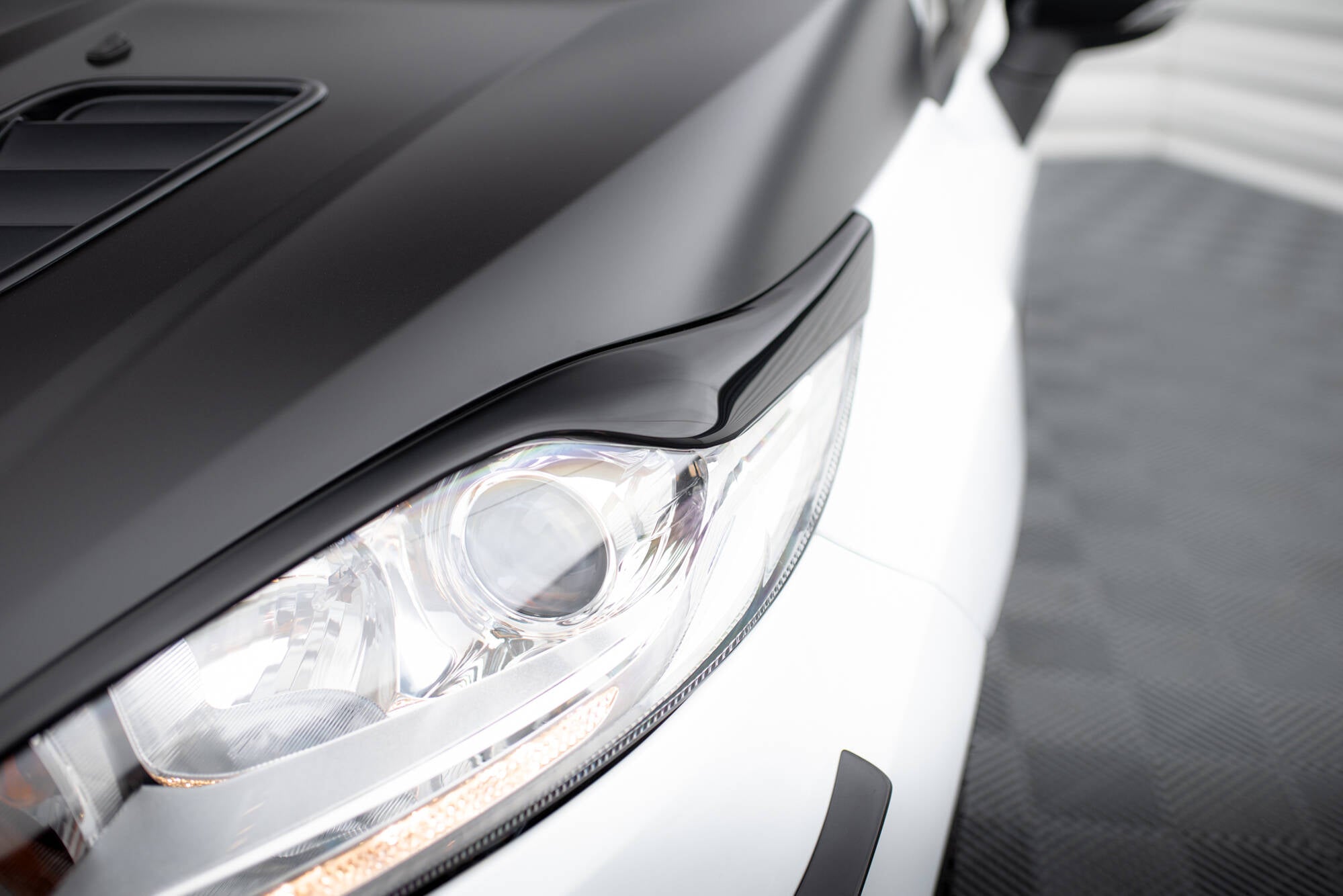 Maxton Design Scheinwerfer Blenden Böser Blick V.2 passend für Ford Fiesta ST / ST-Line / Standard Mk7 FL schwarz Hochglanz