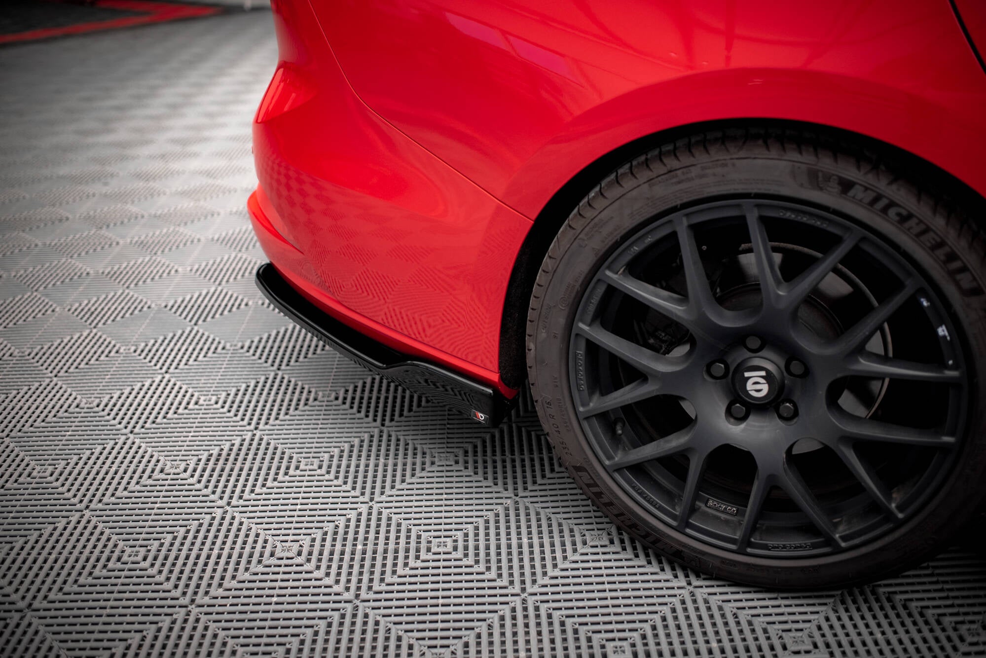 Maxton Design Heck Ansatz Flaps Diffusor V.6 passend für Ford Focus Kombi ST Mk4 schwarz Hochglanz