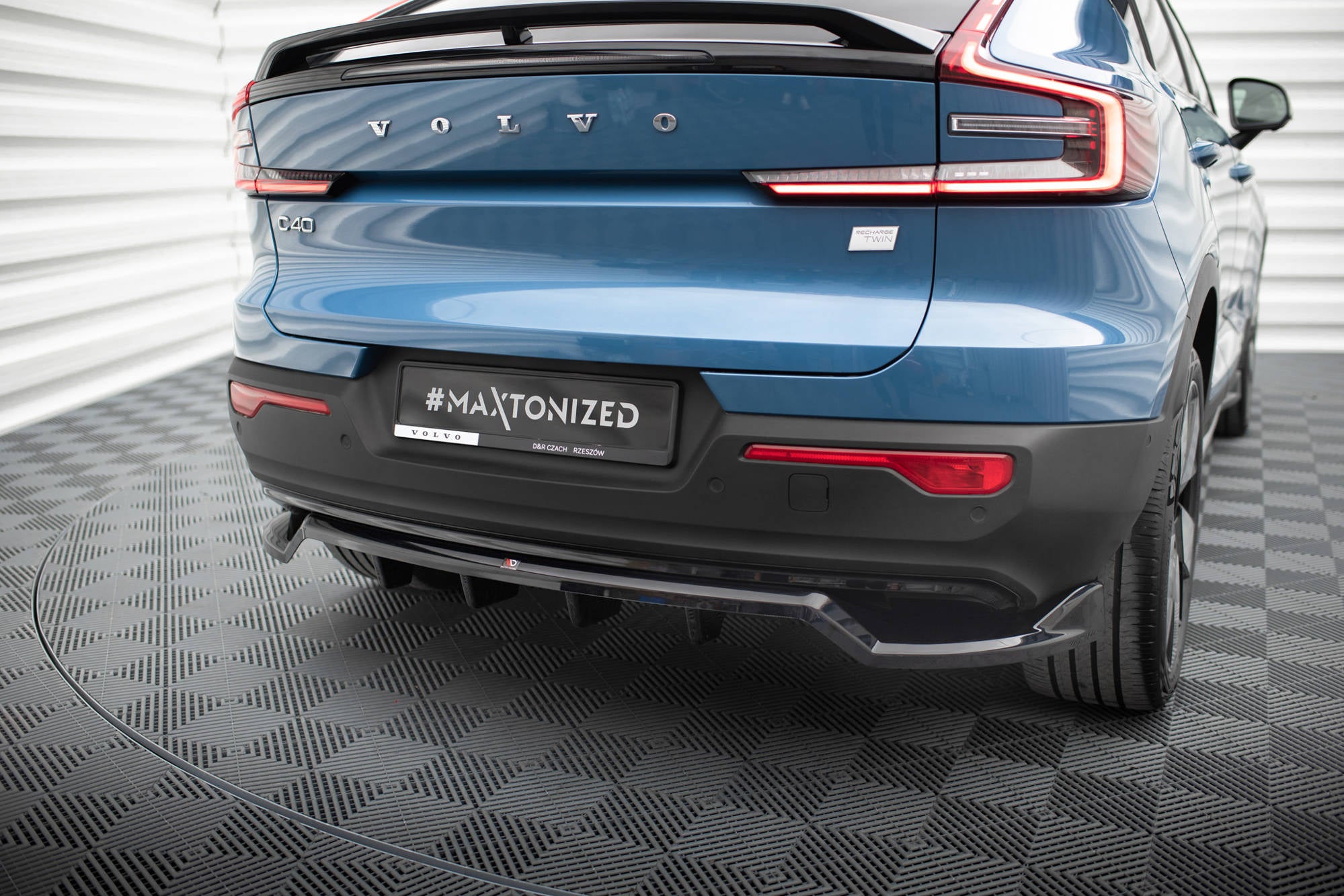 Maxton Design Street+ Mittlerer Diffusor RACE passend für Volvo C40 Mk1 schwarz Hochglanz