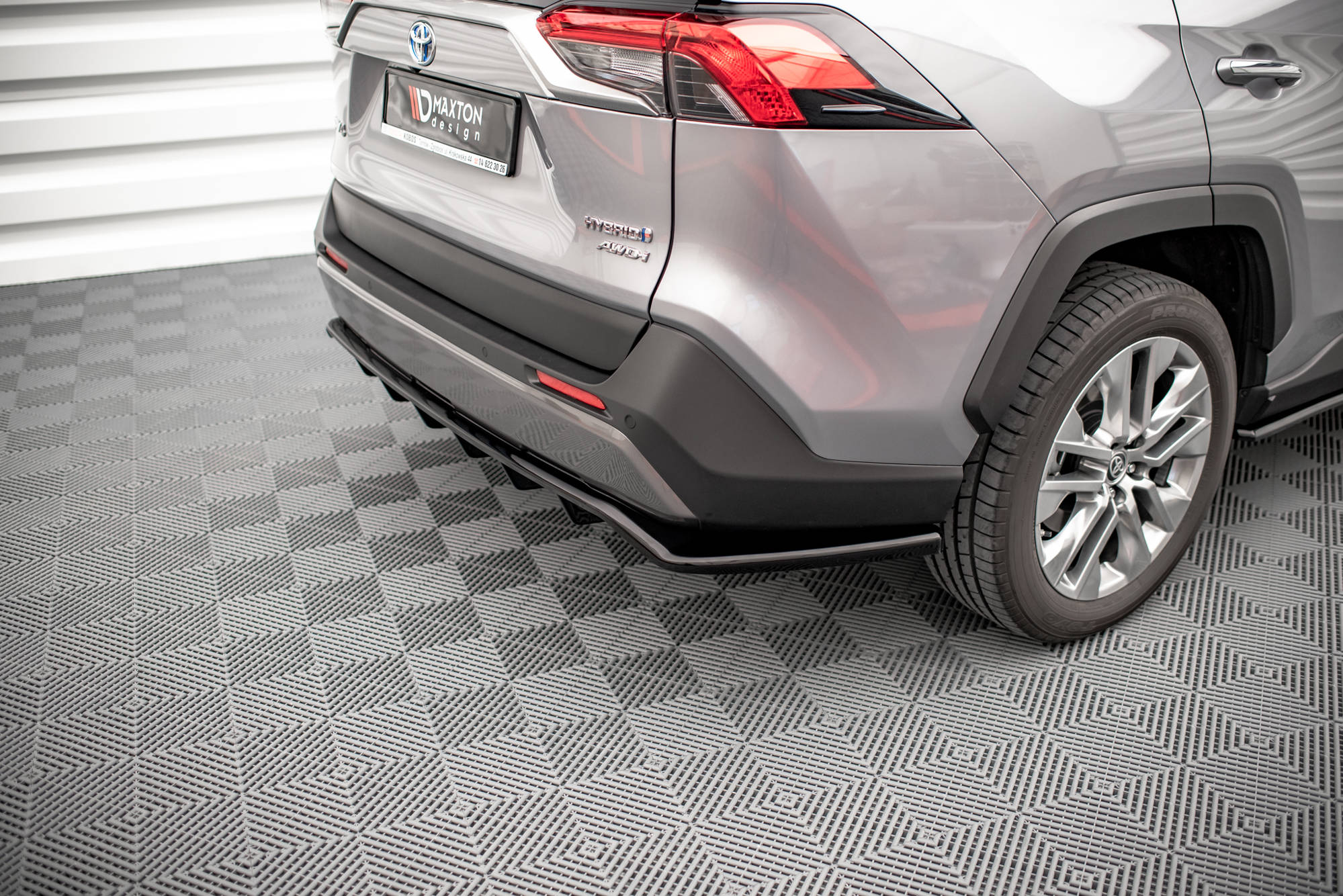 Maxton Design Street+ Mittlerer Diffusor RACE passend für Toyota RAV4 Mk5 schwarz Hochglanz