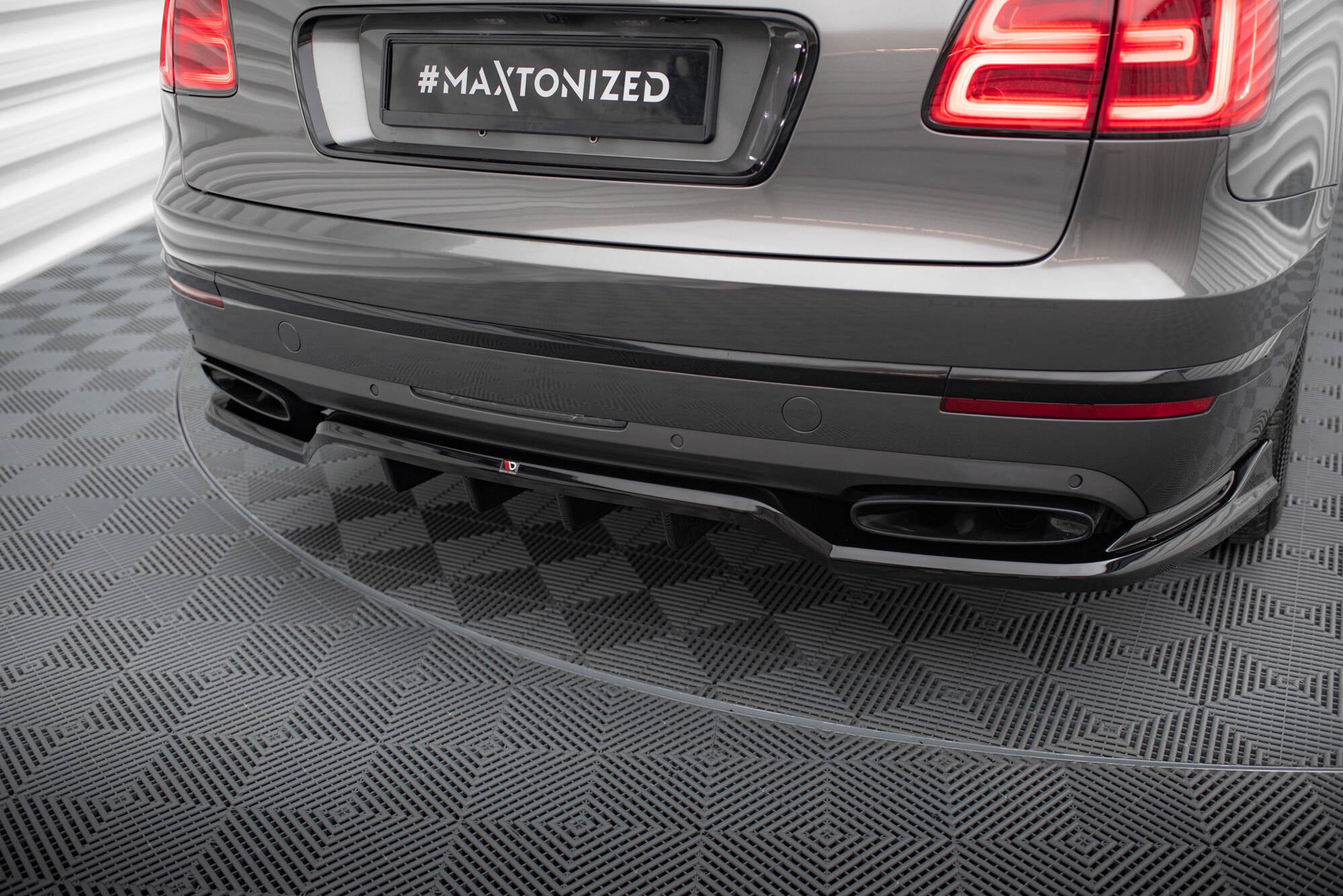 Maxton Design Street+ Mittlerer Diffusor RACE passend für Bentley Bentayga Mk1 schwarz Hochglanz