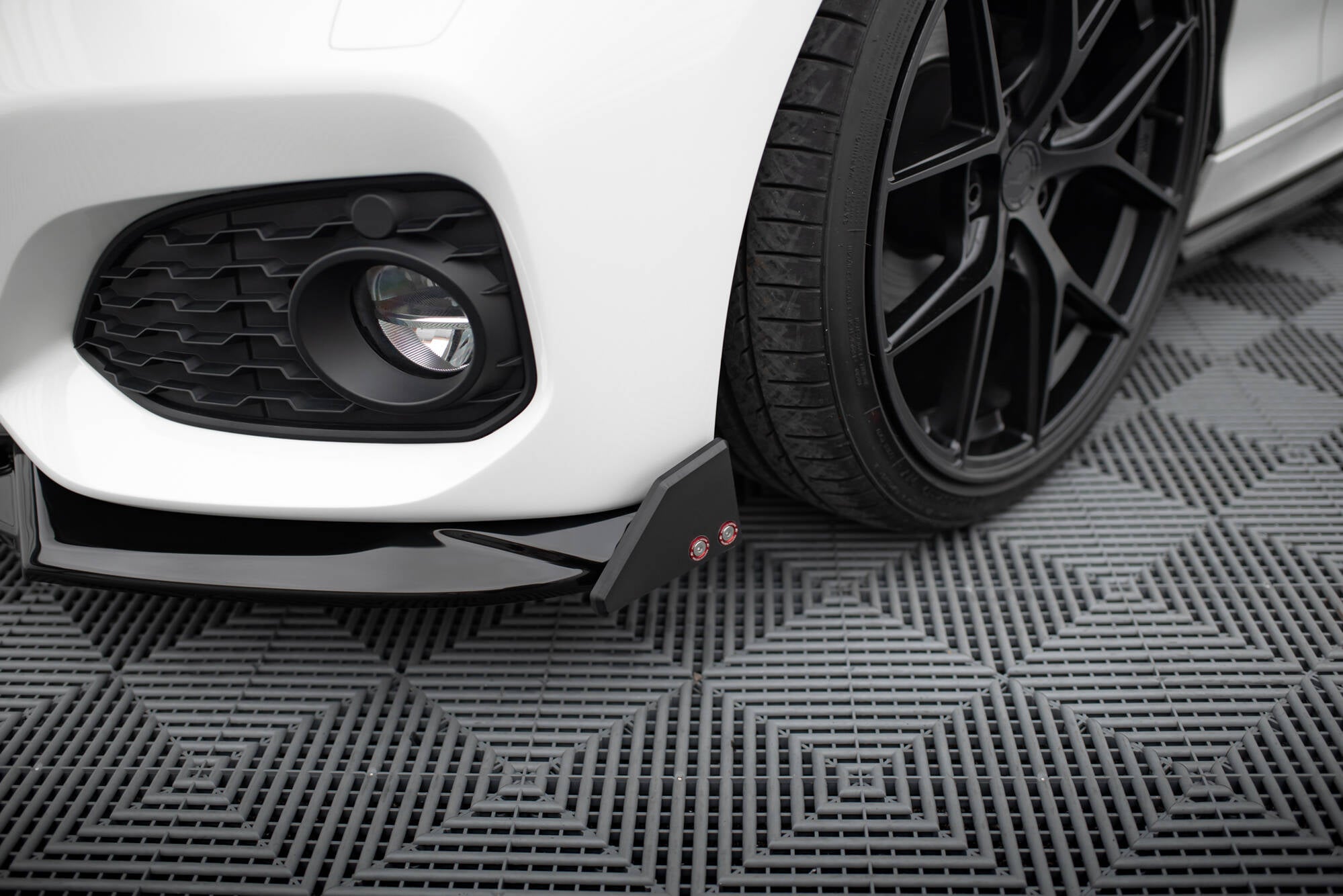 Maxton Design Street+ Spoilerlippe Front Ansatz V.5 + Flaps passend für BMW 1er M-Paket / M140i F20 Facelift