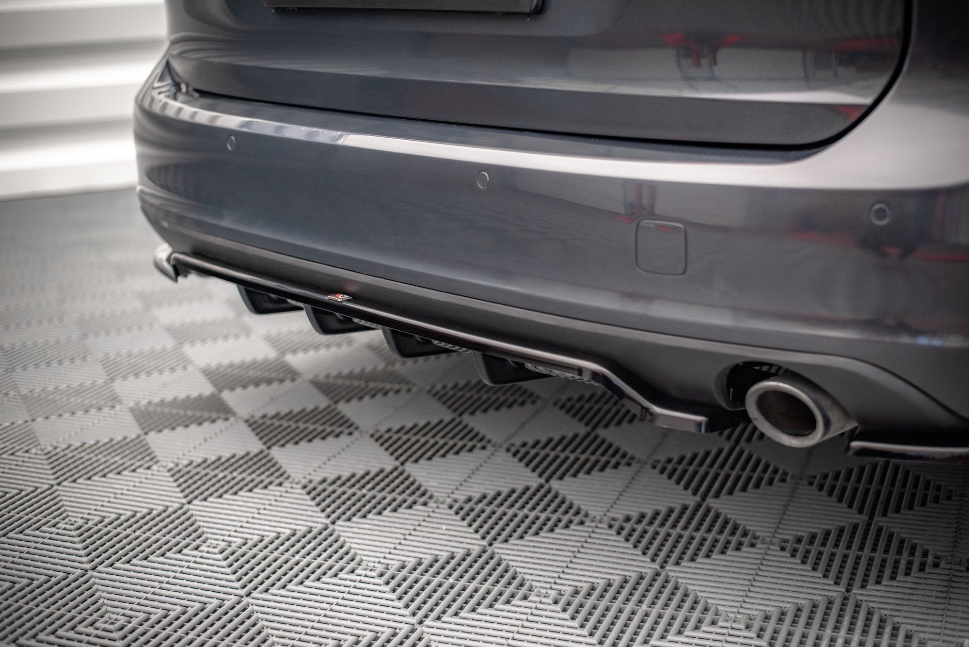 Maxton Design Street+ Mittlerer Diffusor RACE passend für V.1 Volvo V90 Mk2 schwarz Hochglanz