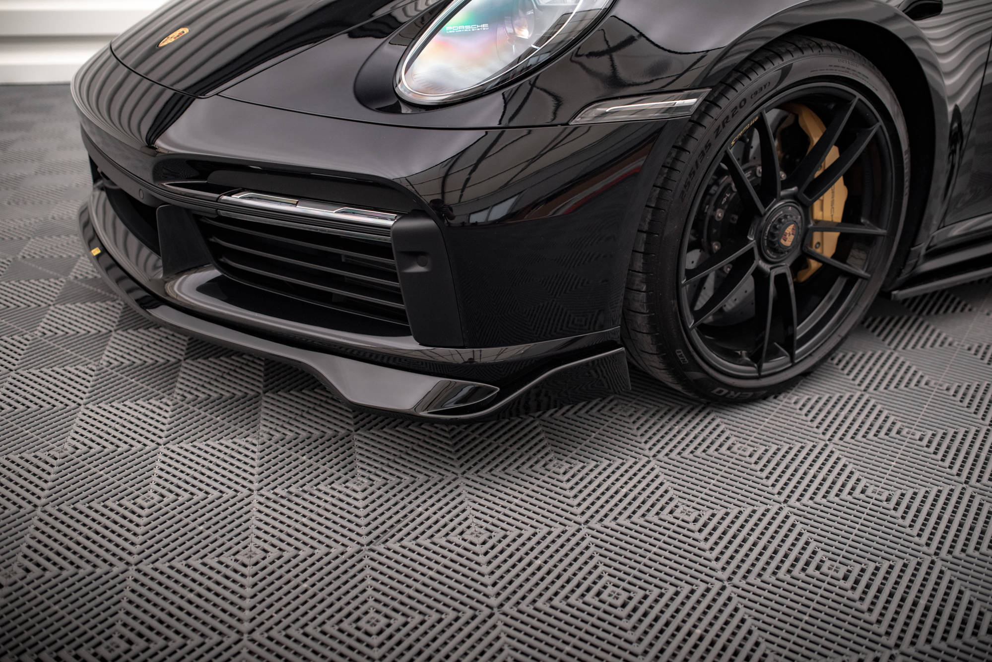 Maxton Design Street+ Spoilerlippe Front Ansatz passend für Porsche 911 Turbo S 992 schwarz Hochglanz