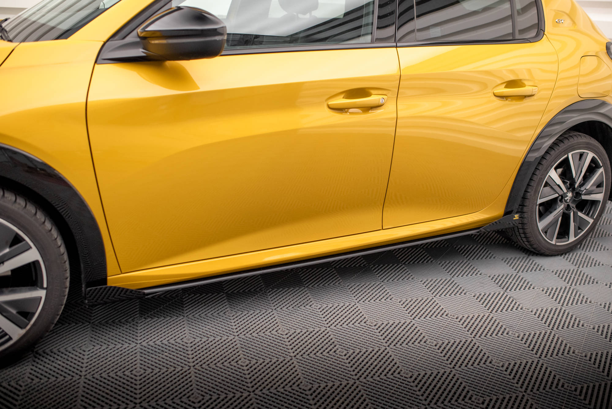 Maxton Design Street Pro Street+ Seitenschweller Leisten + Flaps passend für Peugeot 208 GT Mk2 schwarz Hochglanz